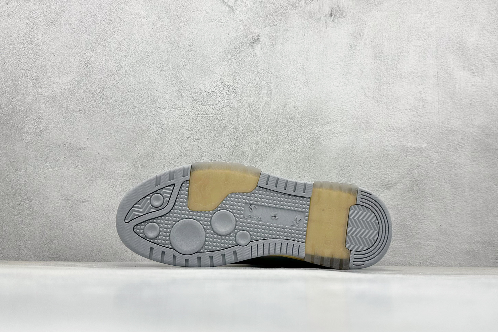 图片[4]-S版 OFF-White C/O VirGil Abloh 时尚百搭休闲鞋 独家首发新款 采用环保牛剖革组合网织布鞋面材质 鞋垫嵌入发泡缓震EVA物料 正确中底搭载EVA轻量缓震 外置牙钉防滑橡胶大底 正确配件同步定制 尺码：36-47-选品中心