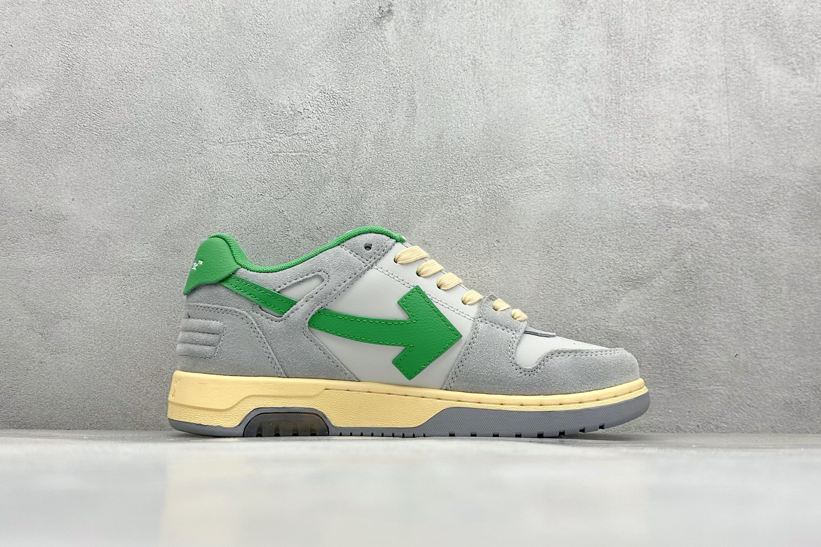 图片[2]-S版 OFF-White C/O VirGil Abloh 时尚百搭休闲鞋 独家首发新款 采用环保牛剖革组合网织布鞋面材质 鞋垫嵌入发泡缓震EVA物料 正确中底搭载EVA轻量缓震 外置牙钉防滑橡胶大底 正确配件同步定制 尺码：36-47-选品中心