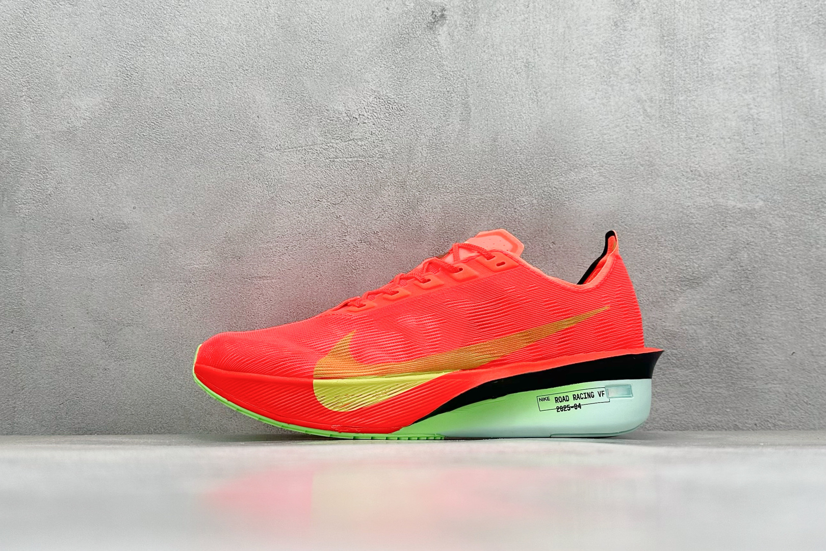 260 F版Nike ZoomX Vaporfly NEXT% 4 马拉松系列公路竞速超轻缓震跑步鞋  HF6412-600