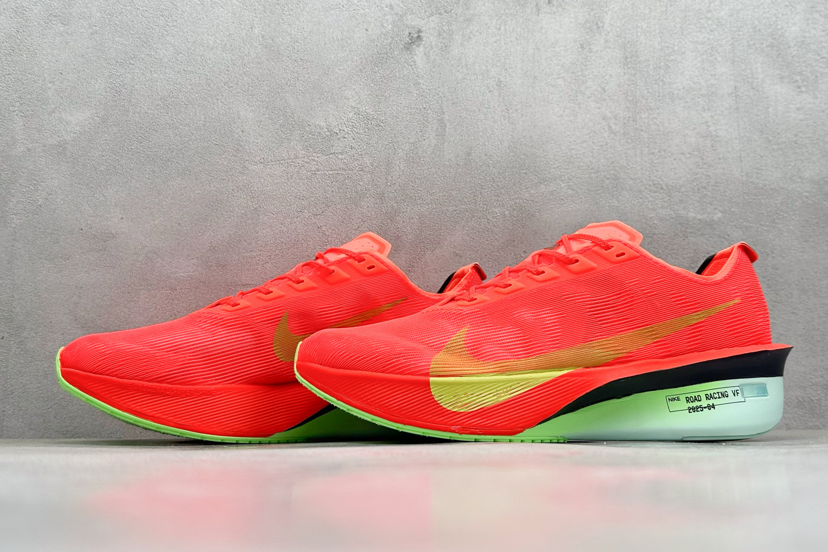 260 F版Nike ZoomX Vaporfly NEXT% 4 马拉松系列公路竞速超轻缓震跑步鞋  HF6412-600