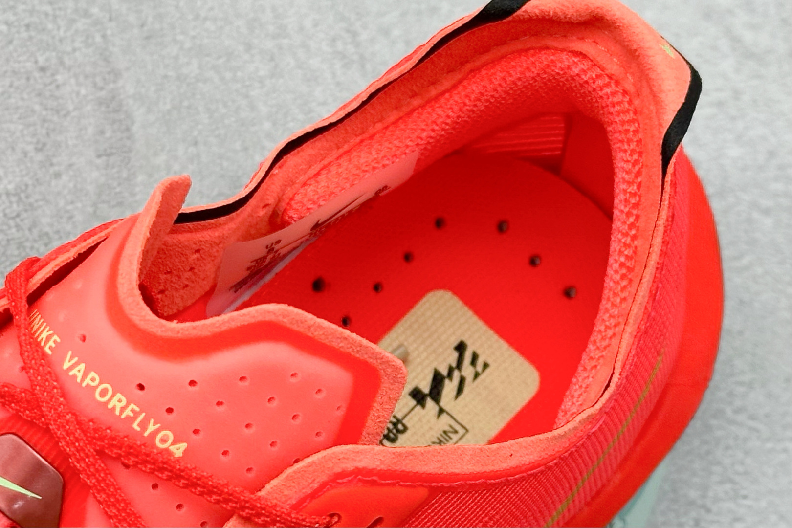 260 F版Nike ZoomX Vaporfly NEXT% 4 马拉松系列公路竞速超轻缓震跑步鞋  HF6412-600