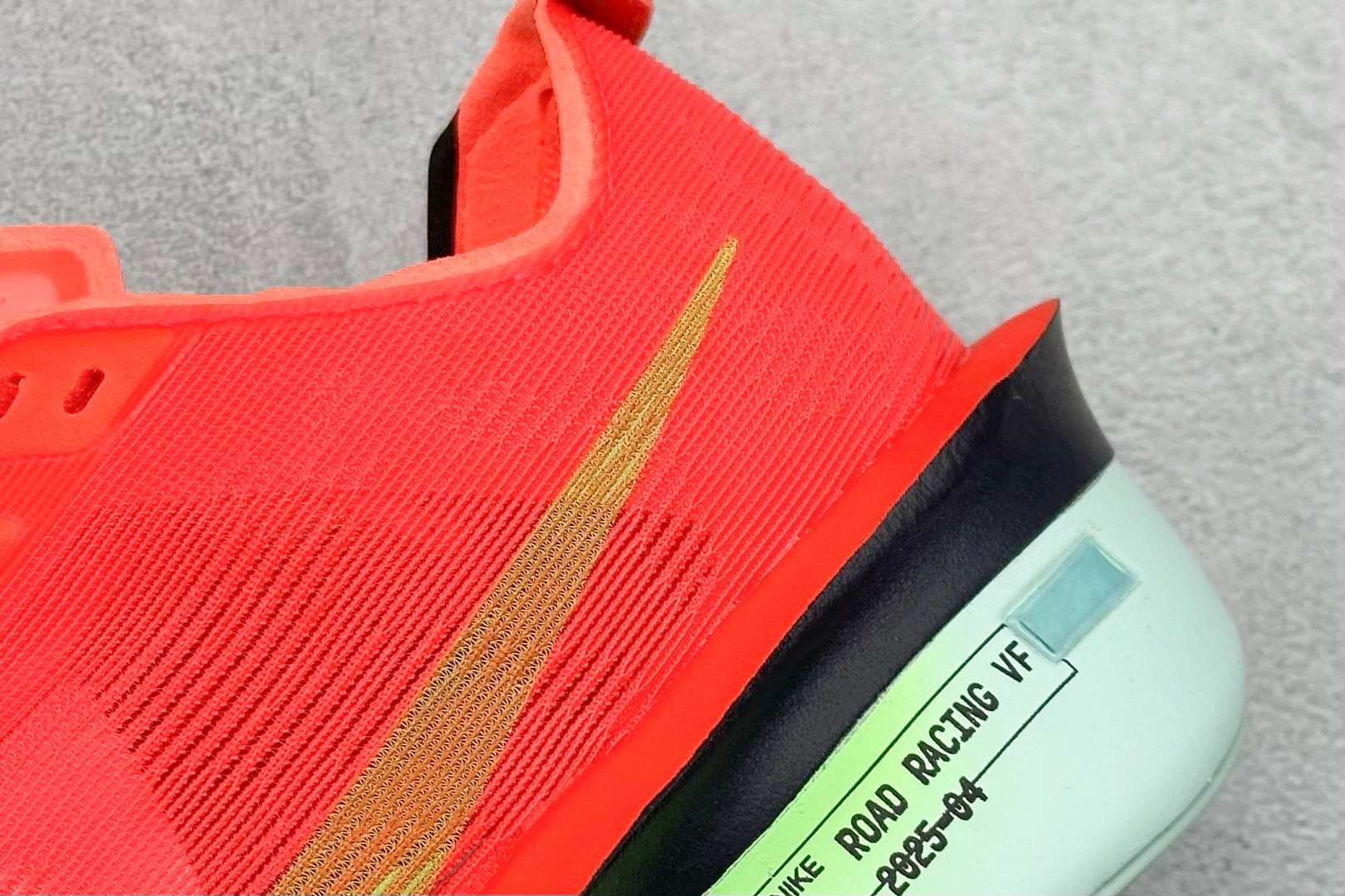 260 F版Nike ZoomX Vaporfly NEXT% 4 马拉松系列公路竞速超轻缓震跑步鞋  HF6412-600