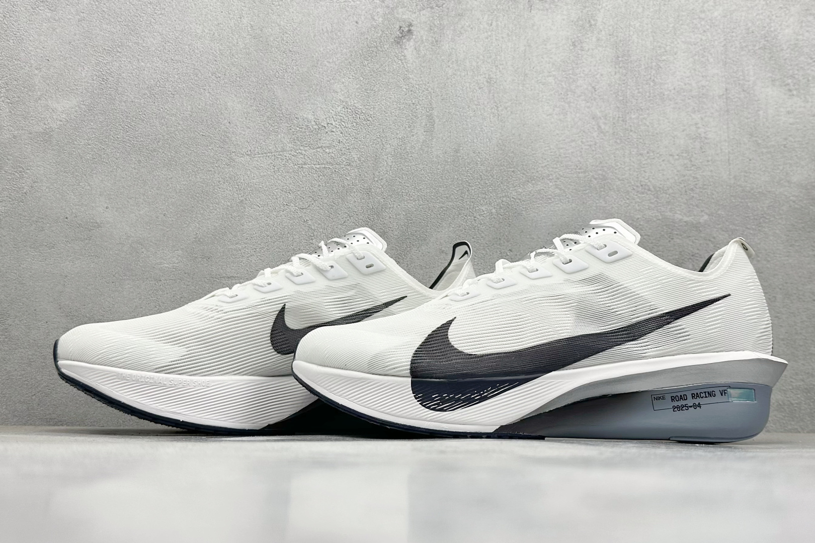 260 F版Nike ZoomX Vaporfly NEXT% 4 马拉松系列公路竞速超轻缓震跑步鞋  HF6412-100