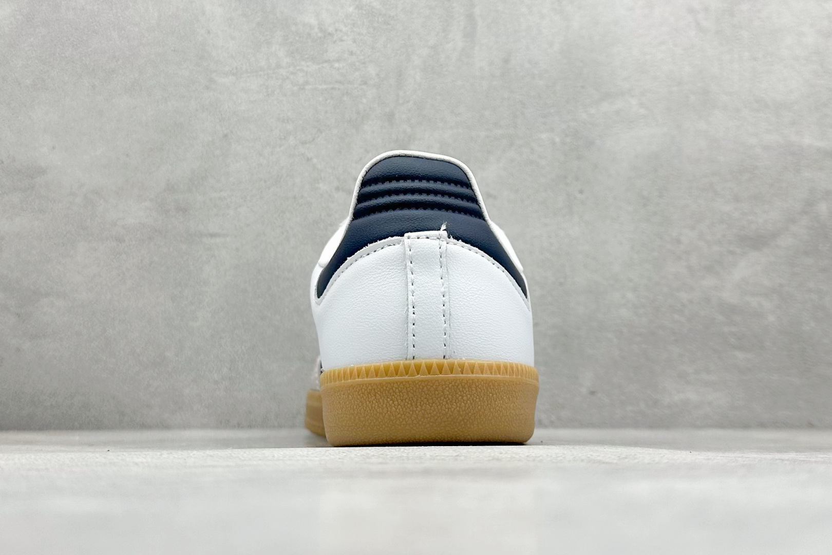 图片[6]-YH长青福利  AD Original Samba OG 复古经典轻便板鞋 带有装饰的超锁缝制和无缝的手感 柔软、柔软的皮革造型和标志性的3条纹完成了精致的外观 正规合身鞋带 鞋面上有绒面鞋垫 橡胶鞋底 享受正畸套筒软感 自50年代首次亮相以来就一直在赢得粉丝的青睐！ 货号：IF3814-选品中心