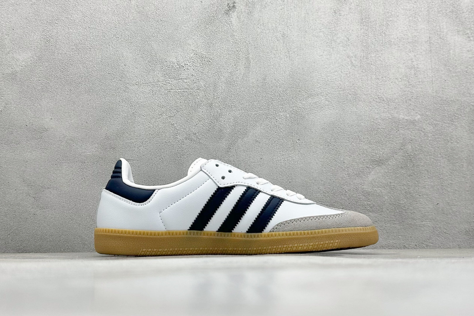 图片[2]-YH长青福利  AD Original Samba OG 复古经典轻便板鞋 带有装饰的超锁缝制和无缝的手感 柔软、柔软的皮革造型和标志性的3条纹完成了精致的外观 正规合身鞋带 鞋面上有绒面鞋垫 橡胶鞋底 享受正畸套筒软感 自50年代首次亮相以来就一直在赢得粉丝的青睐！ 货号：IF3814-选品中心