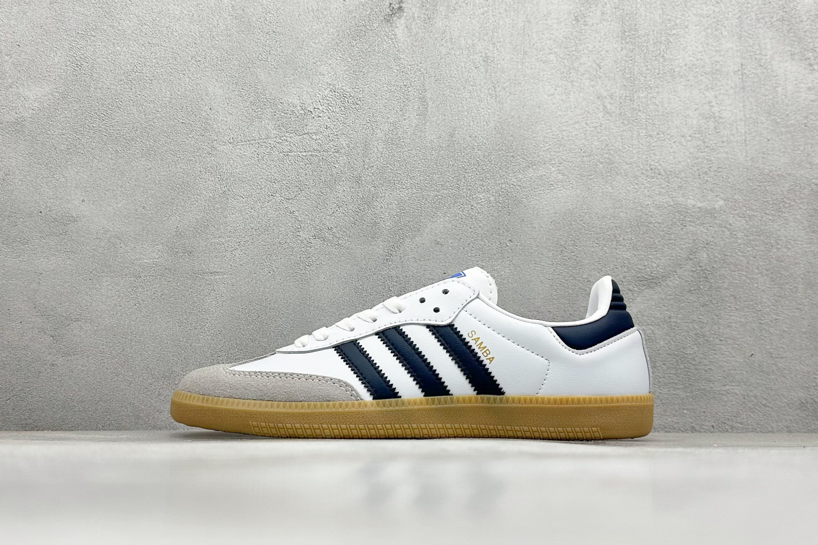 YH长青福利 AD Original Samba OG 复古经典轻便板鞋 带有装饰的超锁缝制和无缝的手感 柔软、柔软的皮革造型和标志性的3条纹完成了精致的外观 正规合身鞋带 鞋面上有绒面鞋垫 橡胶鞋底 享受正畸套筒软感 自50年代首次亮相以来就一直在赢得粉丝的青睐! 货号:IF3814-选品中心