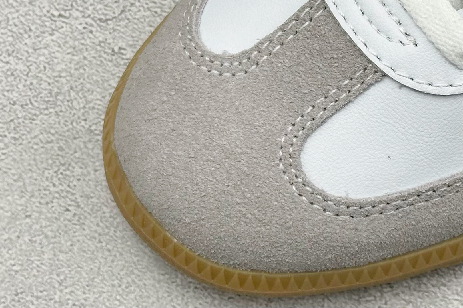 图片[7]-YH长青福利  AD Original Samba OG 复古经典轻便板鞋 带有装饰的超锁缝制和无缝的手感 柔软、柔软的皮革造型和标志性的3条纹完成了精致的外观 正规合身鞋带 鞋面上有绒面鞋垫 橡胶鞋底 享受正畸套筒软感 自50年代首次亮相以来就一直在赢得粉丝的青睐！ 货号：IF3814-选品中心