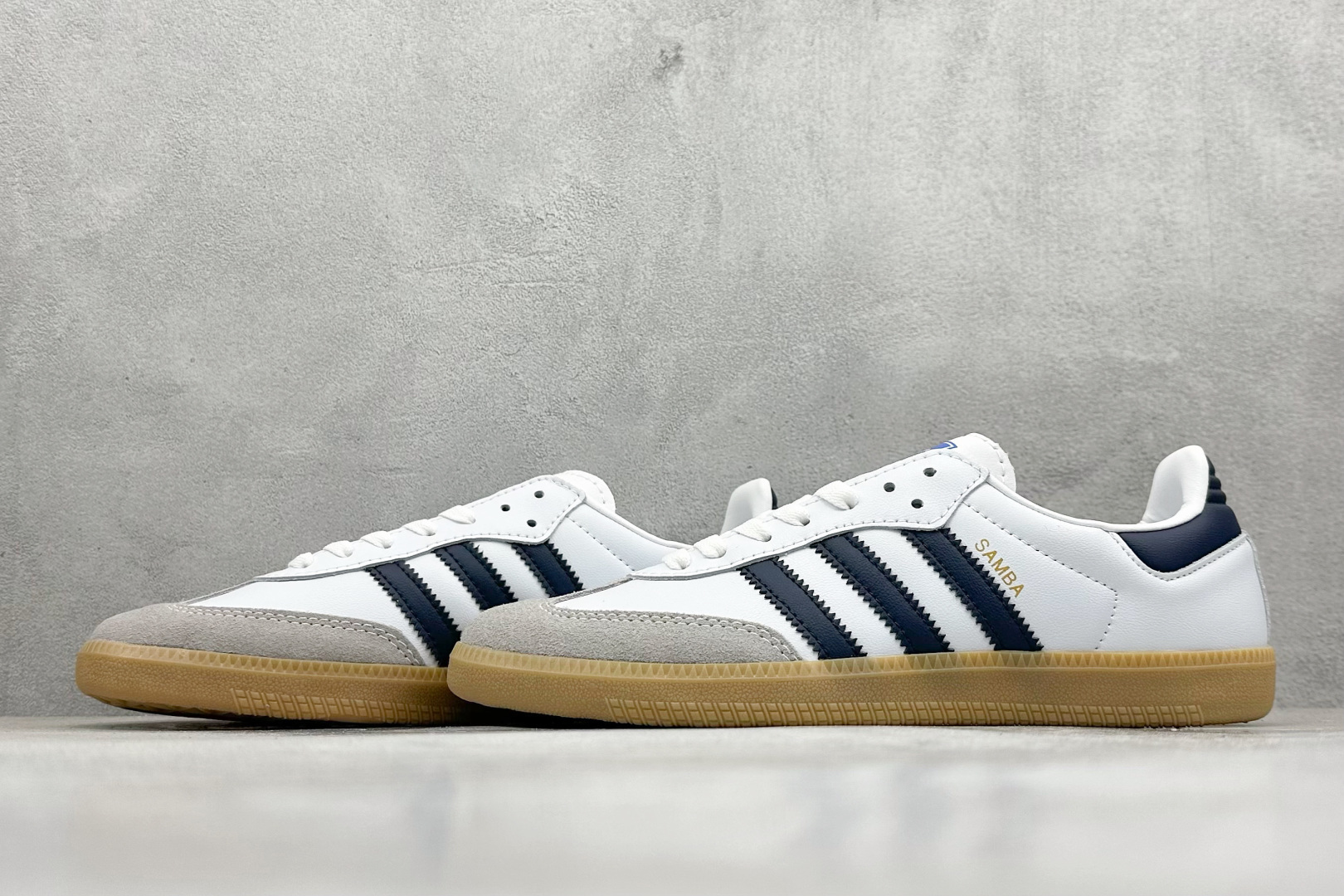 图片[5]-YH长青福利  AD Original Samba OG 复古经典轻便板鞋 带有装饰的超锁缝制和无缝的手感 柔软、柔软的皮革造型和标志性的3条纹完成了精致的外观 正规合身鞋带 鞋面上有绒面鞋垫 橡胶鞋底 享受正畸套筒软感 自50年代首次亮相以来就一直在赢得粉丝的青睐！ 货号：IF3814-选品中心