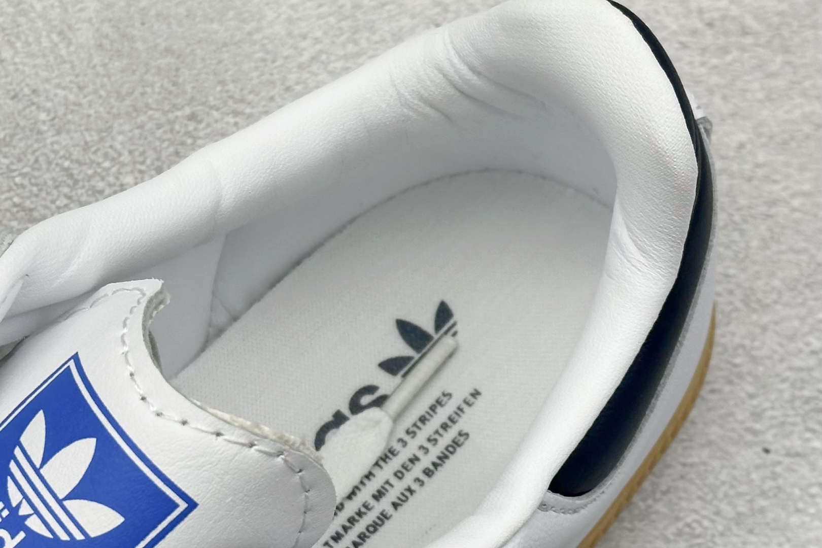 图片[8]-YH长青福利  AD Original Samba OG 复古经典轻便板鞋 带有装饰的超锁缝制和无缝的手感 柔软、柔软的皮革造型和标志性的3条纹完成了精致的外观 正规合身鞋带 鞋面上有绒面鞋垫 橡胶鞋底 享受正畸套筒软感 自50年代首次亮相以来就一直在赢得粉丝的青睐！ 货号：IF3814-选品中心