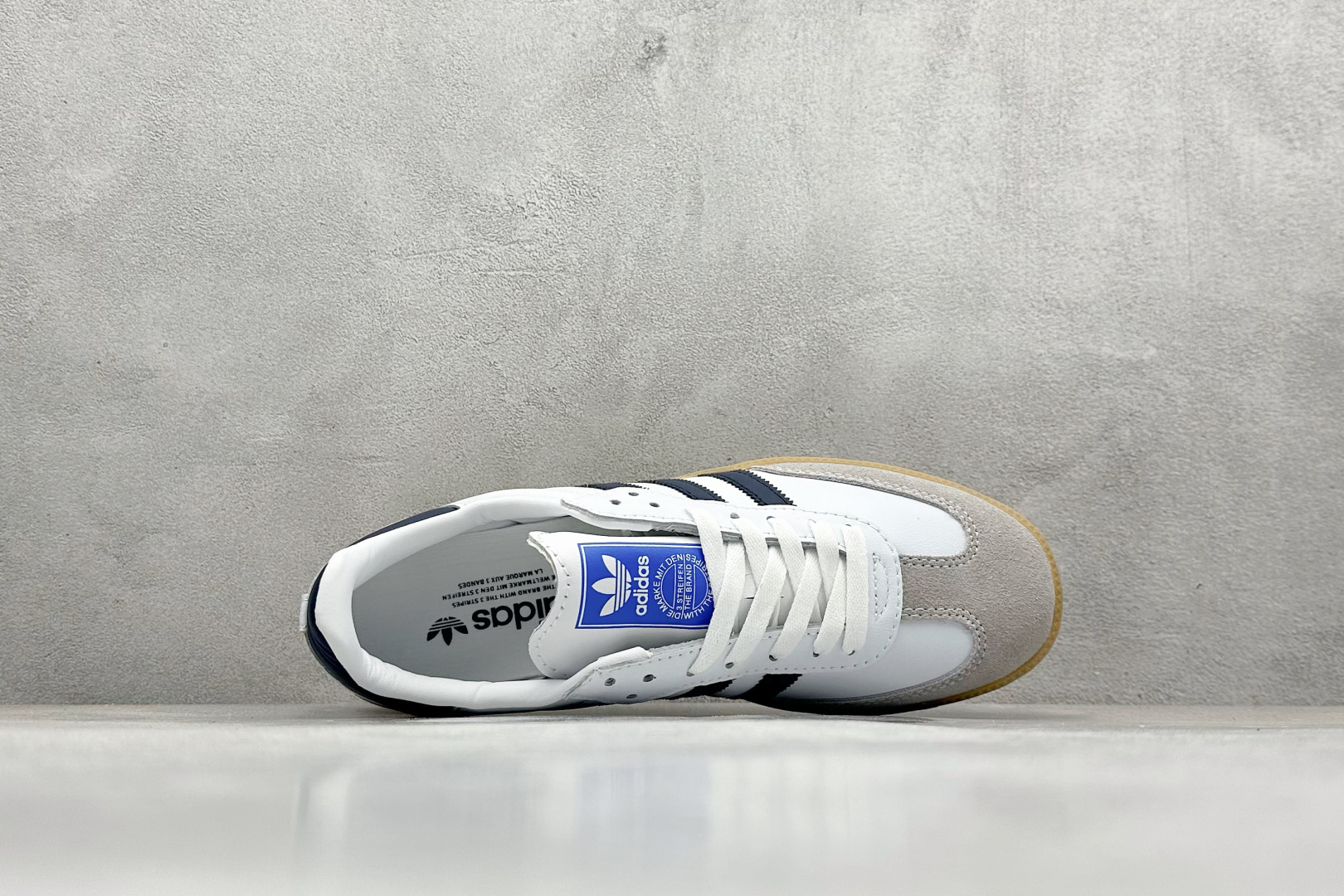 图片[3]-YH长青福利  AD Original Samba OG 复古经典轻便板鞋 带有装饰的超锁缝制和无缝的手感 柔软、柔软的皮革造型和标志性的3条纹完成了精致的外观 正规合身鞋带 鞋面上有绒面鞋垫 橡胶鞋底 享受正畸套筒软感 自50年代首次亮相以来就一直在赢得粉丝的青睐！ 货号：IF3814-选品中心