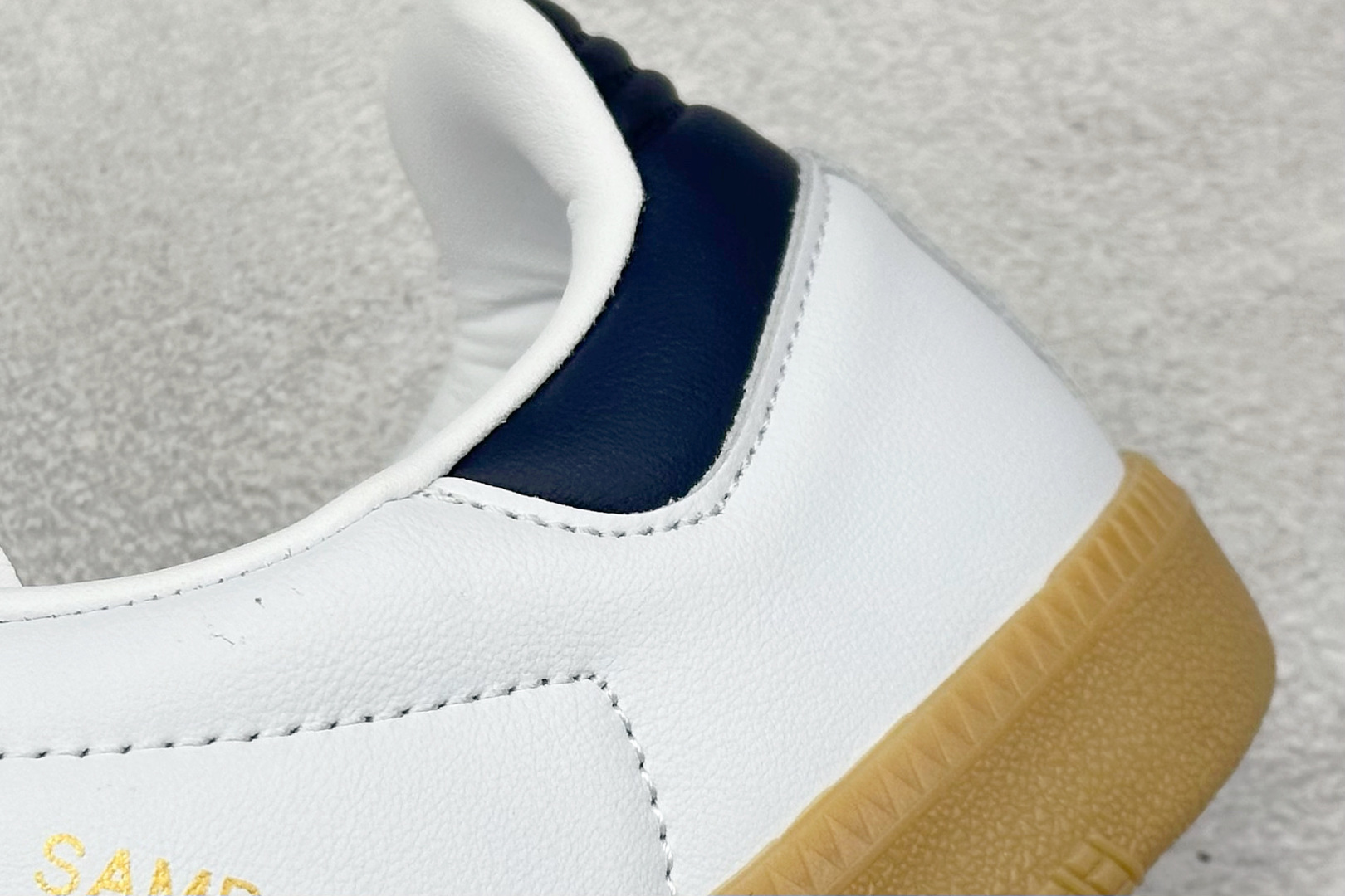 图片[9]-YH长青福利  AD Original Samba OG 复古经典轻便板鞋 带有装饰的超锁缝制和无缝的手感 柔软、柔软的皮革造型和标志性的3条纹完成了精致的外观 正规合身鞋带 鞋面上有绒面鞋垫 橡胶鞋底 享受正畸套筒软感 自50年代首次亮相以来就一直在赢得粉丝的青睐！ 货号：IF3814-选品中心
