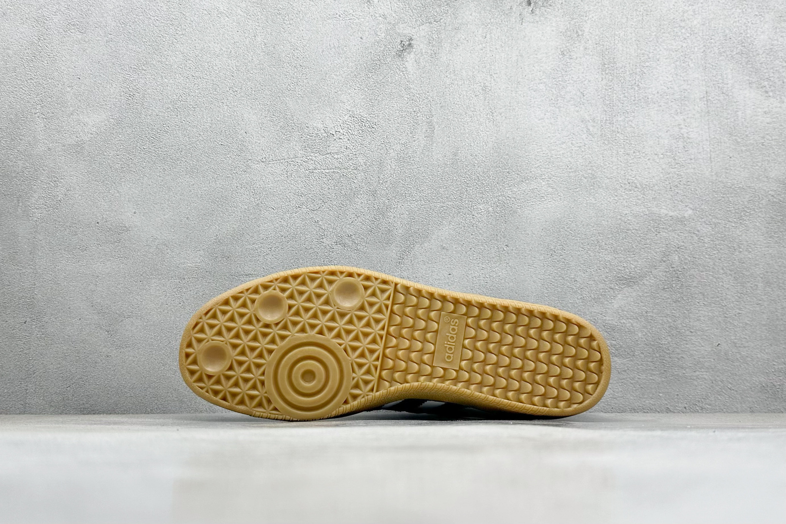 图片[4]-YH长青福利  AD Original Samba OG 复古经典轻便板鞋 带有装饰的超锁缝制和无缝的手感 柔软、柔软的皮革造型和标志性的3条纹完成了精致的外观 正规合身鞋带 鞋面上有绒面鞋垫 橡胶鞋底 享受正畸套筒软感 自50年代首次亮相以来就一直在赢得粉丝的青睐！ 货号：IF3814-选品中心