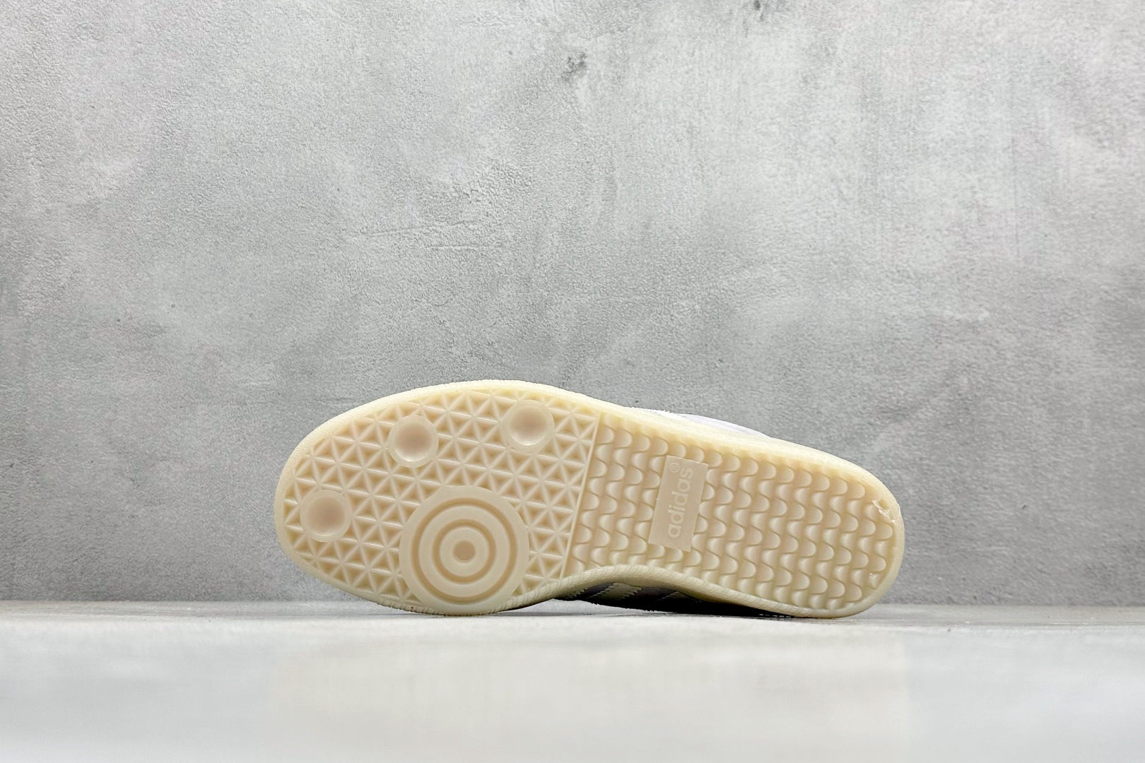 图片[4]-YH长青福利  AD Original Samba OG 复古经典轻便板鞋 带有装饰的超锁缝制和无缝的手感 柔软、柔软的皮革造型和标志性的3条纹完成了精致的外观 正规合身鞋带 鞋面上有绒面鞋垫 橡胶鞋底 享受正畸套筒软感 自50年代首次亮相以来就一直在赢得粉丝的青睐！ 货号：IG6176-选品中心