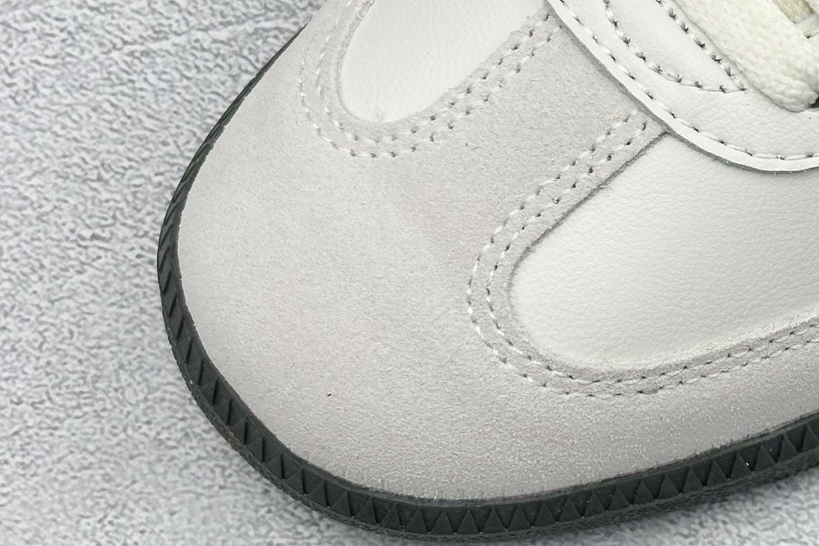 图片[7]-YH长青福利  AD Original Samba OG 复古经典轻便板鞋 带有装饰的超锁缝制和无缝的手感 柔软、柔软的皮革造型和标志性的3条纹完成了精致的外观 正规合身鞋带 鞋面上有绒面鞋垫 橡胶鞋底 享受正畸套筒软感 自50年代首次亮相以来就一直在赢得粉丝的青睐！ 货号：JR2659-选品中心