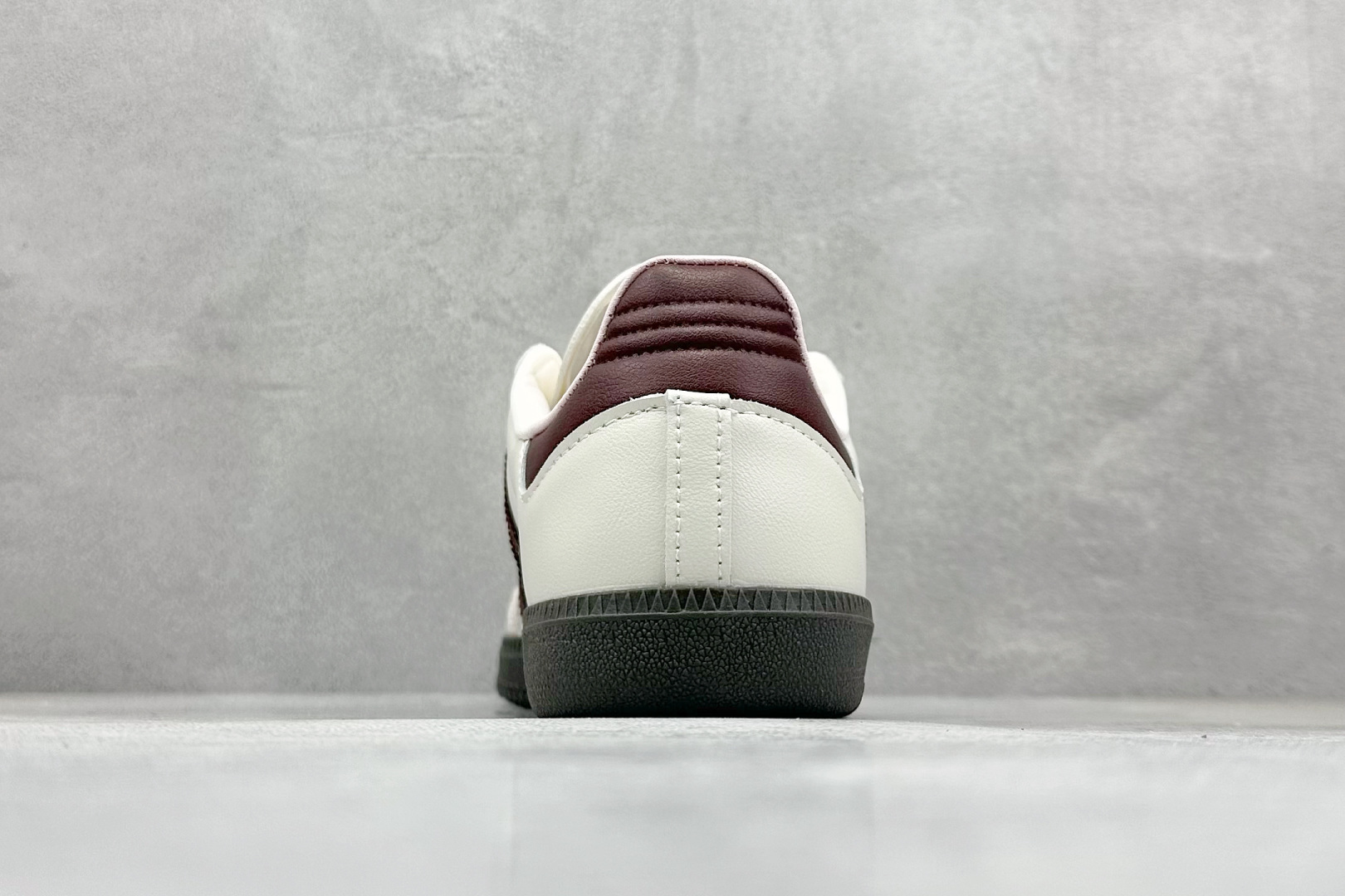 图片[6]-YH长青福利  AD Original Samba OG 复古经典轻便板鞋 带有装饰的超锁缝制和无缝的手感 柔软、柔软的皮革造型和标志性的3条纹完成了精致的外观 正规合身鞋带 鞋面上有绒面鞋垫 橡胶鞋底 享受正畸套筒软感 自50年代首次亮相以来就一直在赢得粉丝的青睐！ 货号：JR2659-选品中心