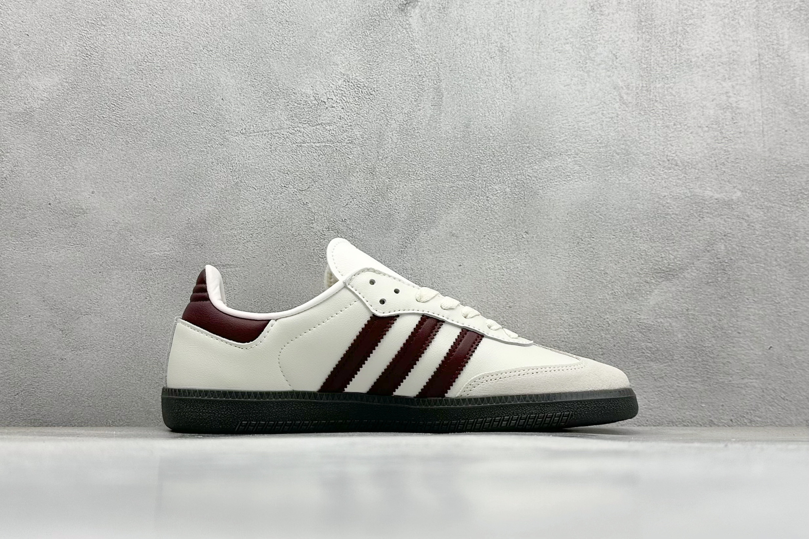 图片[2]-YH长青福利  AD Original Samba OG 复古经典轻便板鞋 带有装饰的超锁缝制和无缝的手感 柔软、柔软的皮革造型和标志性的3条纹完成了精致的外观 正规合身鞋带 鞋面上有绒面鞋垫 橡胶鞋底 享受正畸套筒软感 自50年代首次亮相以来就一直在赢得粉丝的青睐！ 货号：JR2659-选品中心