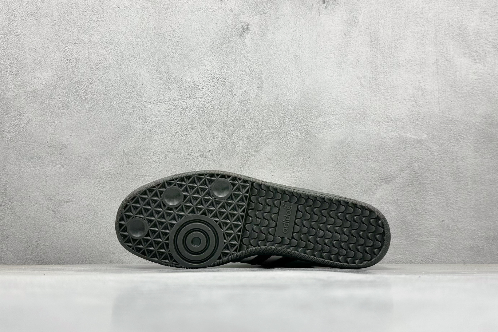 图片[4]-YH长青福利  AD Original Samba OG 复古经典轻便板鞋 带有装饰的超锁缝制和无缝的手感 柔软、柔软的皮革造型和标志性的3条纹完成了精致的外观 正规合身鞋带 鞋面上有绒面鞋垫 橡胶鞋底 享受正畸套筒软感 自50年代首次亮相以来就一直在赢得粉丝的青睐！ 货号：JR2659-选品中心