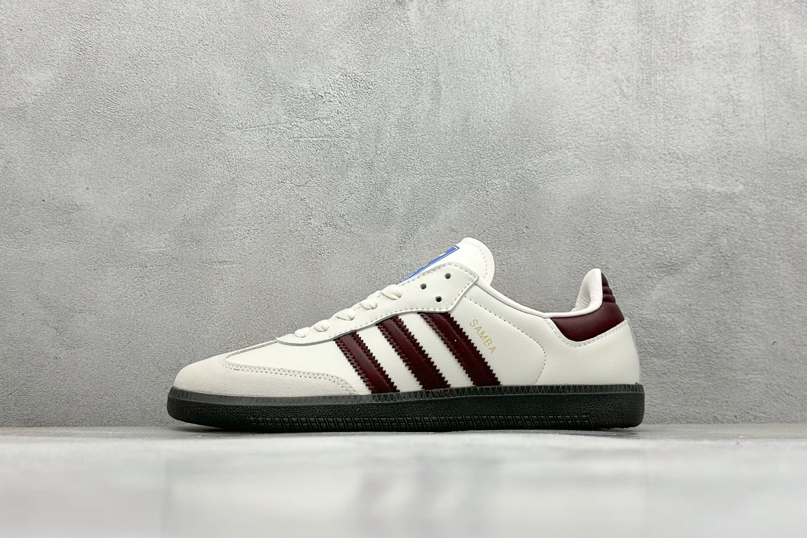 YH长青福利  AD Original Samba OG 复古经典轻便板鞋 带有装饰的超锁缝制和无缝的手感 柔软、柔软的皮革造型和标志性的3条纹完成了精致的外观 正规合身鞋带 鞋面上有绒面鞋垫 橡胶鞋底 享受正畸套筒软感 自50年代首次亮相以来就一直在赢得粉丝的青睐！ 货号：JR2659-选品中心