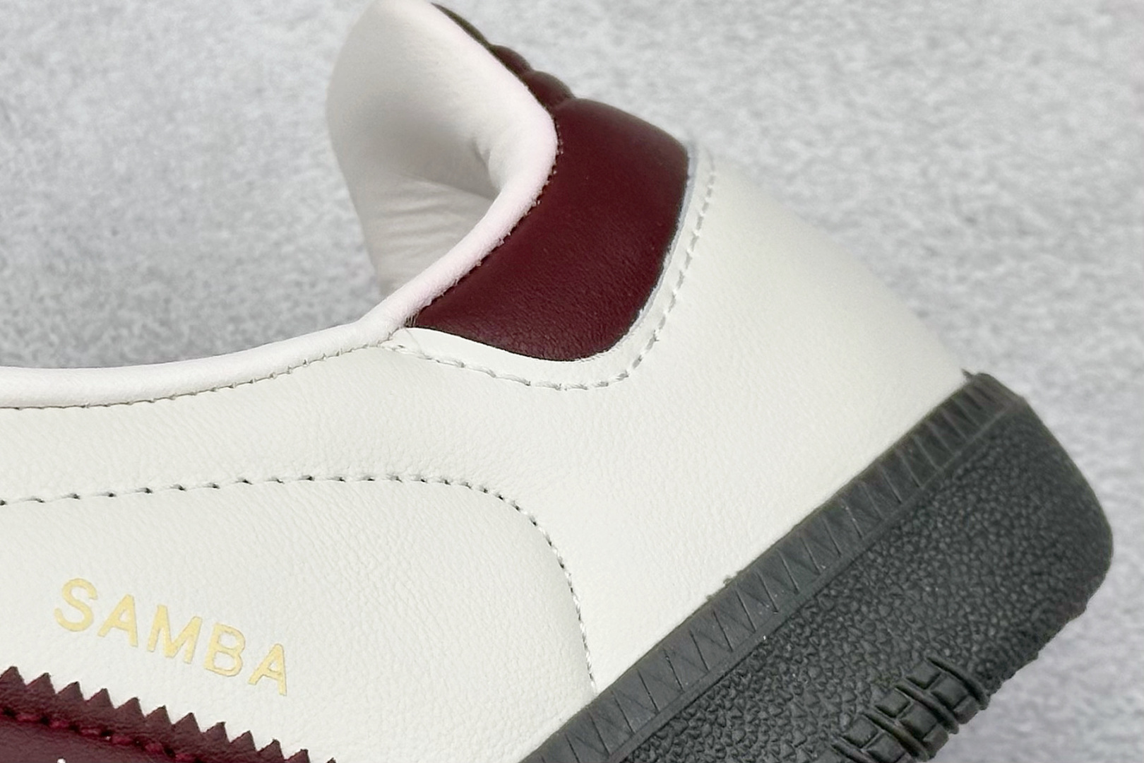图片[9]-YH长青福利  AD Original Samba OG 复古经典轻便板鞋 带有装饰的超锁缝制和无缝的手感 柔软、柔软的皮革造型和标志性的3条纹完成了精致的外观 正规合身鞋带 鞋面上有绒面鞋垫 橡胶鞋底 享受正畸套筒软感 自50年代首次亮相以来就一直在赢得粉丝的青睐！ 货号：JR2659-选品中心