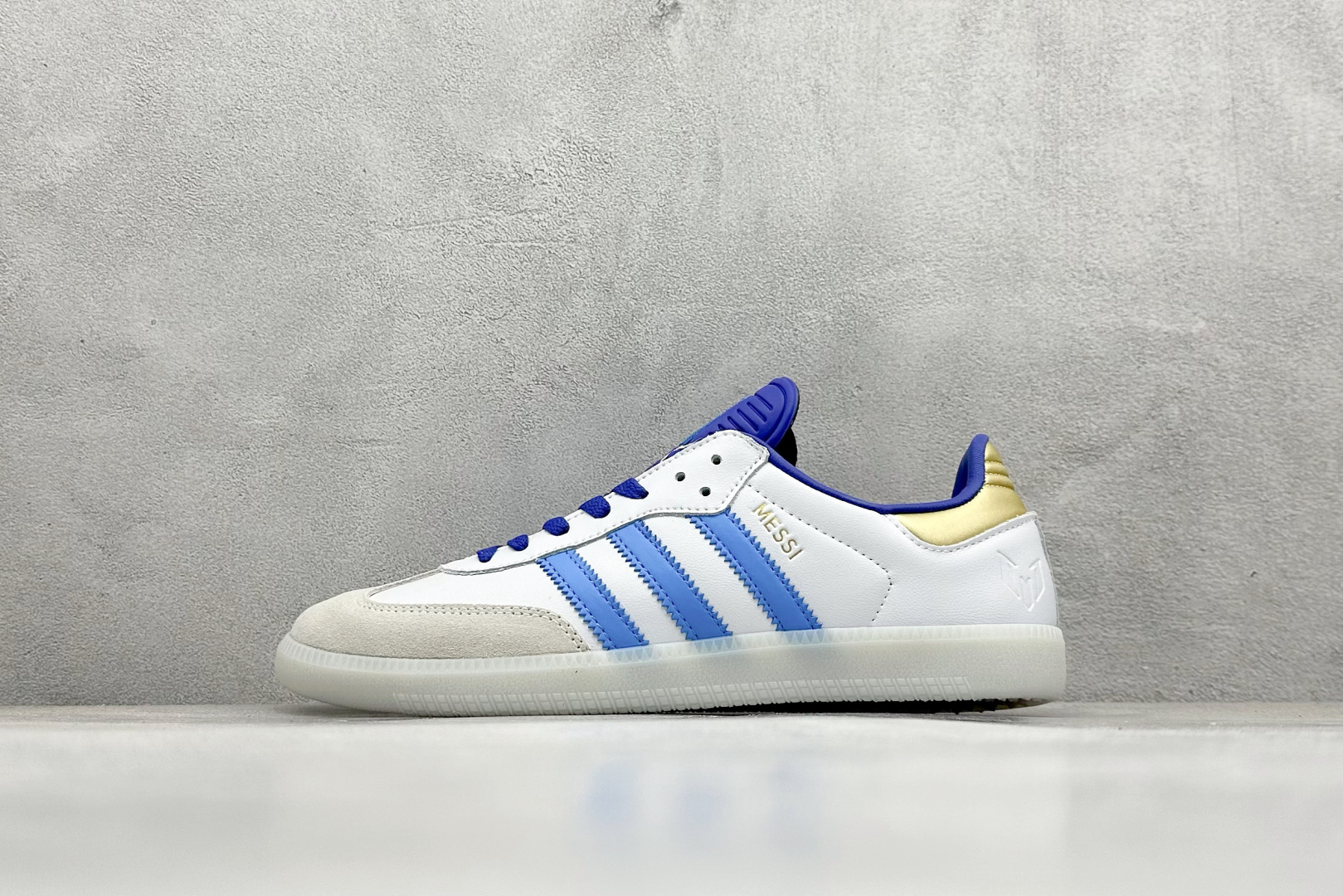 YH长青福利  AD Original Samba OG 复古经典轻便板鞋 带有装饰的超锁缝制和无缝的手感 柔软、柔软的皮革造型和标志性的3条纹完成了精致的外观 正规合身鞋带 鞋面上有绒面鞋垫 橡胶鞋底 享受正畸套筒软感 自50年代首次亮相以来就一直在赢得粉丝的青睐！ 货号：ID3550-选品中心