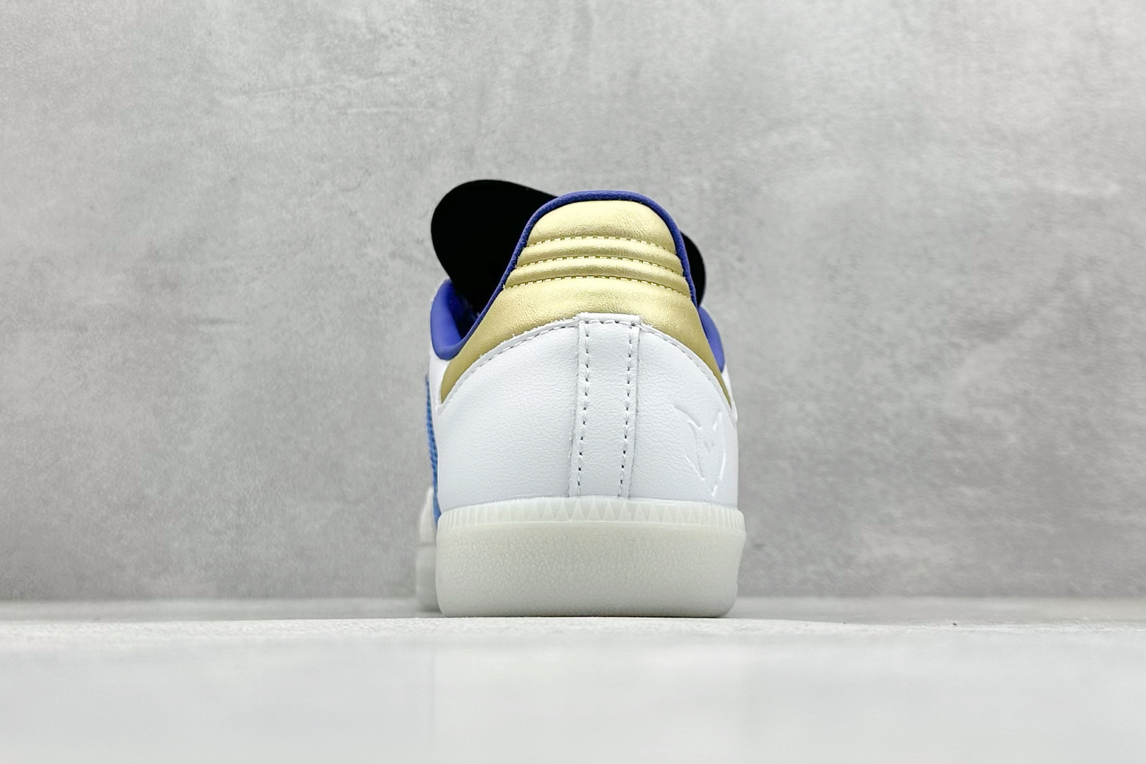 图片[6]-YH长青福利  AD Original Samba OG 复古经典轻便板鞋 带有装饰的超锁缝制和无缝的手感 柔软、柔软的皮革造型和标志性的3条纹完成了精致的外观 正规合身鞋带 鞋面上有绒面鞋垫 橡胶鞋底 享受正畸套筒软感 自50年代首次亮相以来就一直在赢得粉丝的青睐！ 货号：ID3550-选品中心