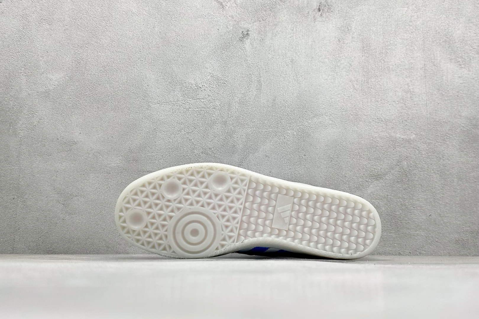 图片[4]-YH长青福利  AD Original Samba OG 复古经典轻便板鞋 带有装饰的超锁缝制和无缝的手感 柔软、柔软的皮革造型和标志性的3条纹完成了精致的外观 正规合身鞋带 鞋面上有绒面鞋垫 橡胶鞋底 享受正畸套筒软感 自50年代首次亮相以来就一直在赢得粉丝的青睐！ 货号：ID3550-选品中心