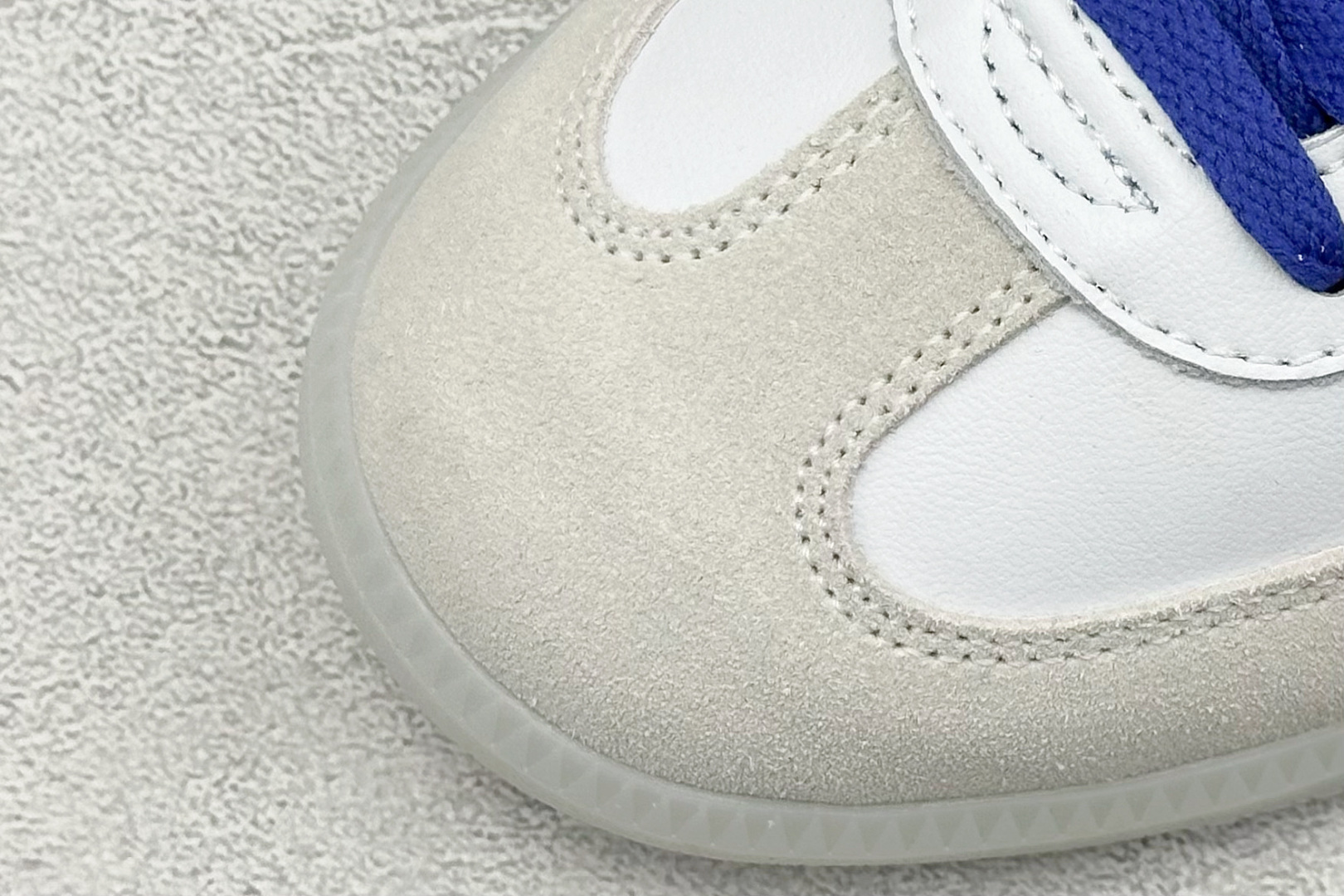 图片[7]-YH长青福利  AD Original Samba OG 复古经典轻便板鞋 带有装饰的超锁缝制和无缝的手感 柔软、柔软的皮革造型和标志性的3条纹完成了精致的外观 正规合身鞋带 鞋面上有绒面鞋垫 橡胶鞋底 享受正畸套筒软感 自50年代首次亮相以来就一直在赢得粉丝的青睐！ 货号：ID3550-选品中心