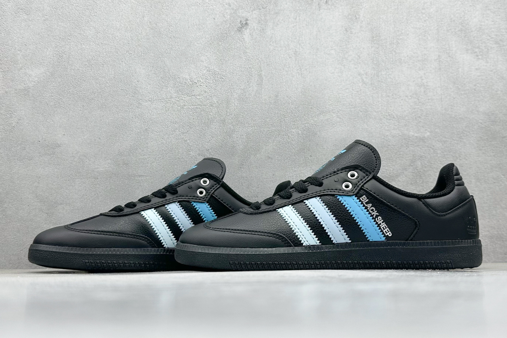 图片[5]-YH长青福利  AD Original Samba OG 复古经典轻便板鞋 带有装饰的超锁缝制和无缝的手感 柔软、柔软的皮革造型和标志性的3条纹完成了精致的外观 正规合身鞋带 鞋面上有绒面鞋垫 橡胶鞋底 享受正畸套筒软感 自50年代首次亮相以来就一直在赢得粉丝的青睐！ 货号：JH9594-选品中心