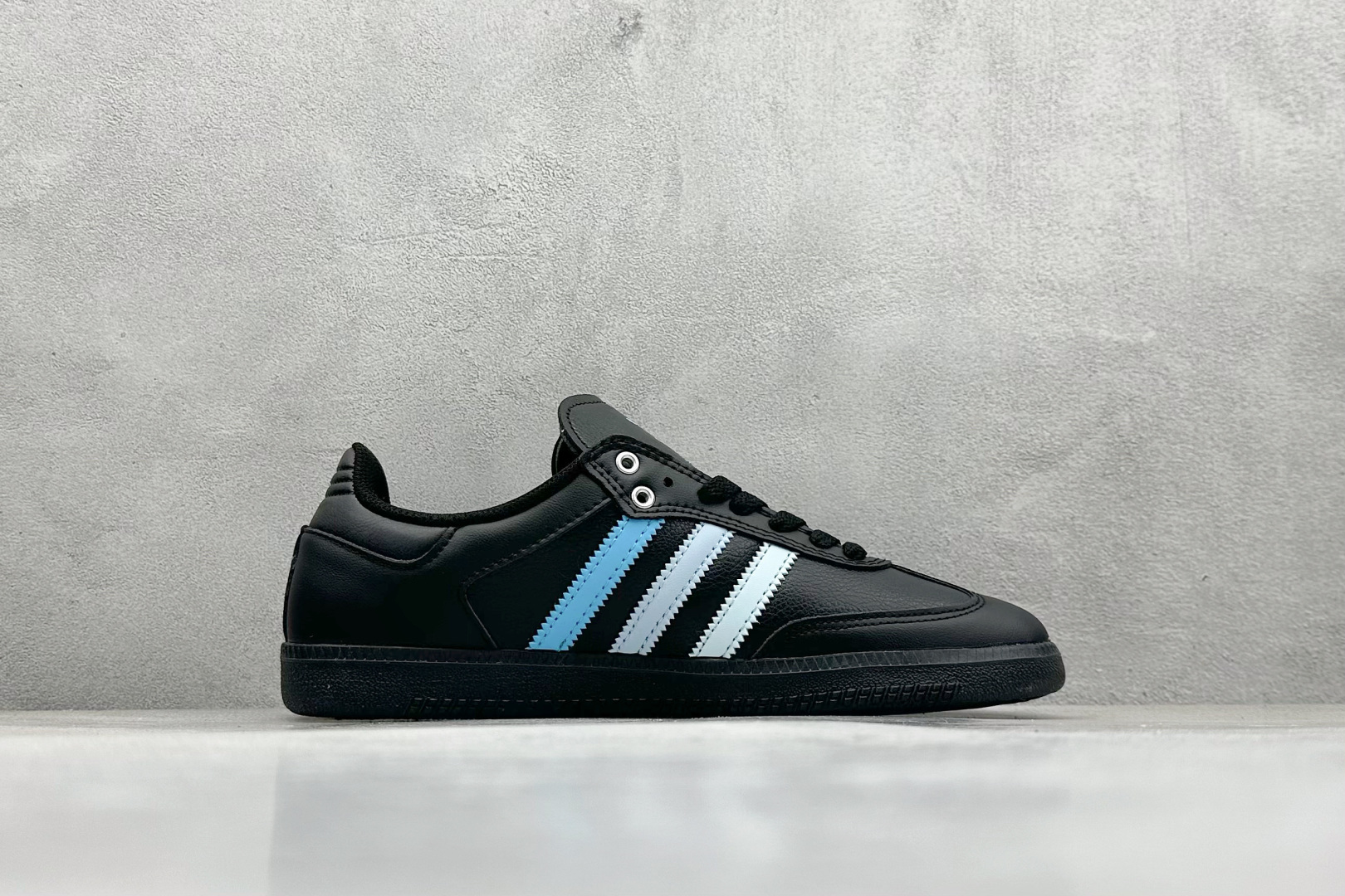 图片[2]-YH长青福利  AD Original Samba OG 复古经典轻便板鞋 带有装饰的超锁缝制和无缝的手感 柔软、柔软的皮革造型和标志性的3条纹完成了精致的外观 正规合身鞋带 鞋面上有绒面鞋垫 橡胶鞋底 享受正畸套筒软感 自50年代首次亮相以来就一直在赢得粉丝的青睐！ 货号：JH9594-选品中心