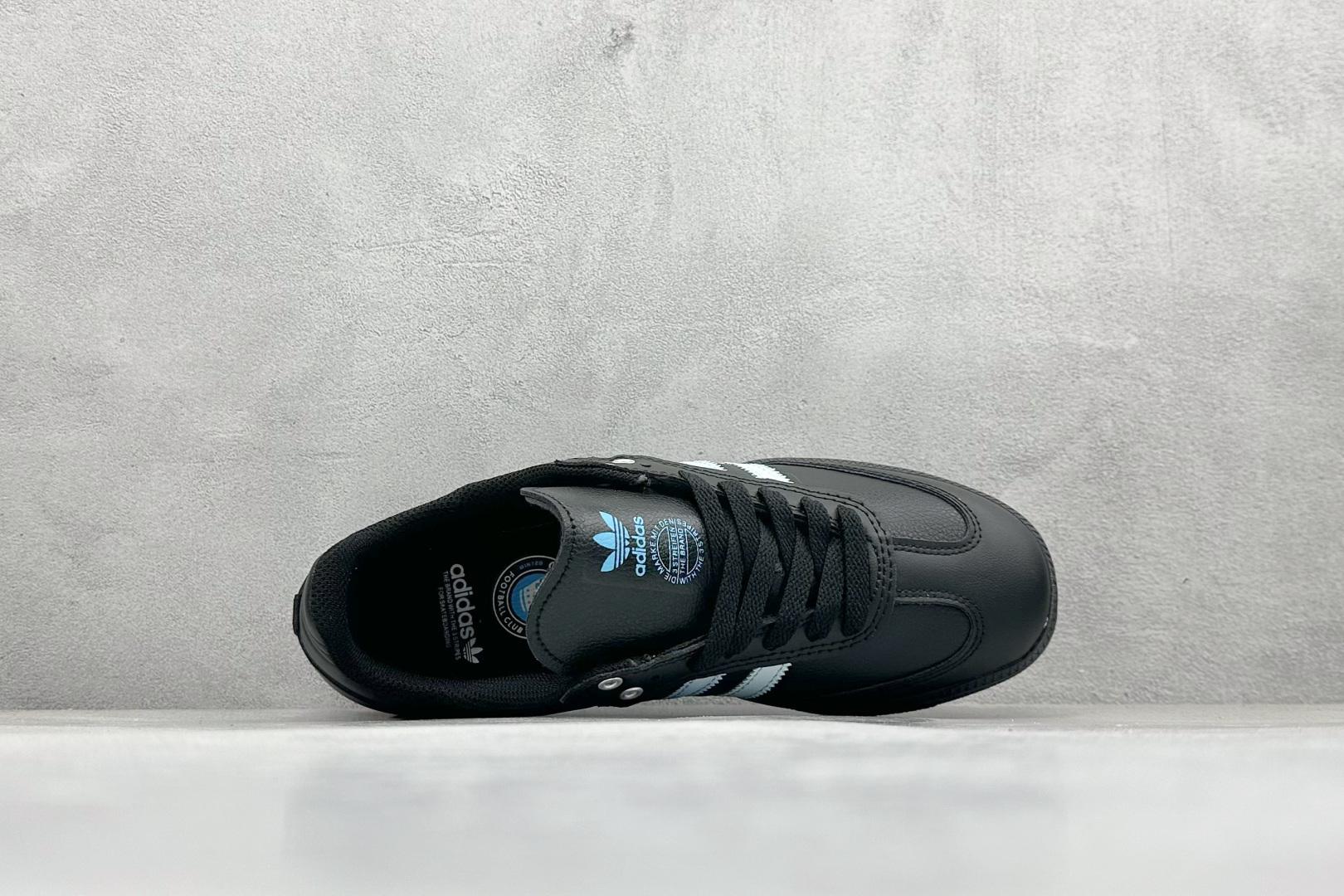 图片[3]-YH长青福利  AD Original Samba OG 复古经典轻便板鞋 带有装饰的超锁缝制和无缝的手感 柔软、柔软的皮革造型和标志性的3条纹完成了精致的外观 正规合身鞋带 鞋面上有绒面鞋垫 橡胶鞋底 享受正畸套筒软感 自50年代首次亮相以来就一直在赢得粉丝的青睐！ 货号：JH9594-选品中心