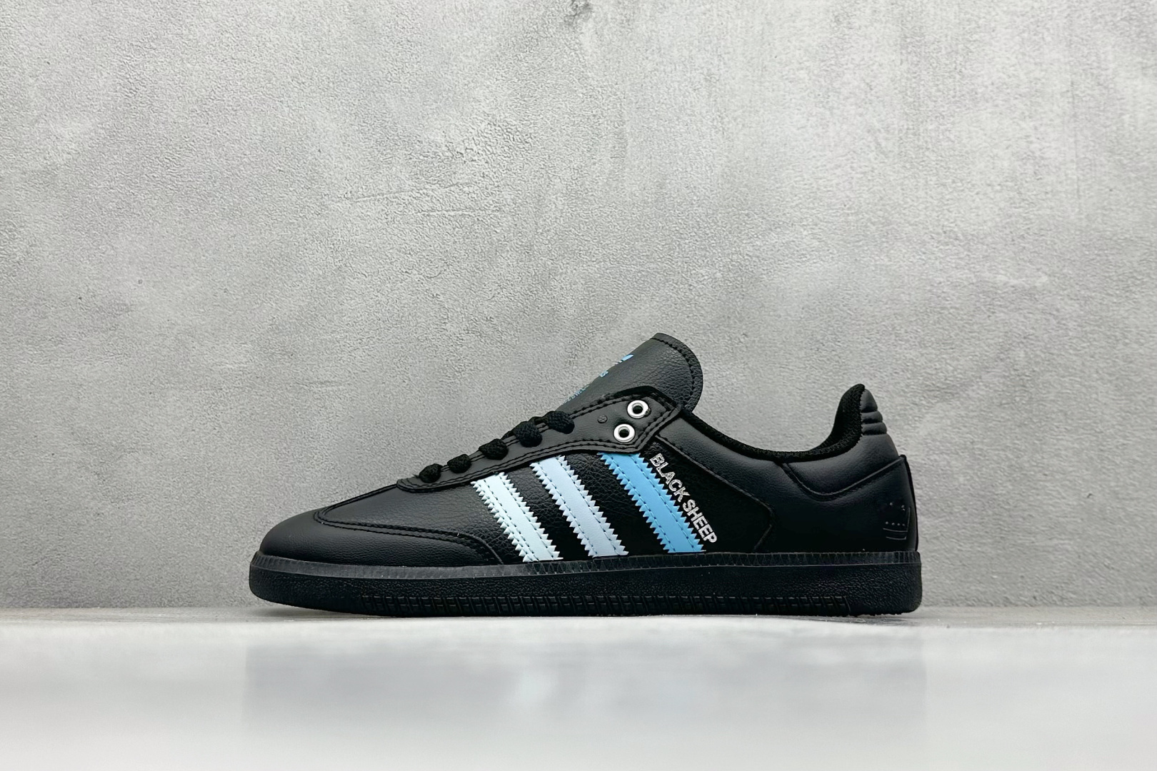 YH长青福利  AD Original Samba OG 复古经典轻便板鞋 带有装饰的超锁缝制和无缝的手感 柔软、柔软的皮革造型和标志性的3条纹完成了精致的外观 正规合身鞋带 鞋面上有绒面鞋垫 橡胶鞋底 享受正畸套筒软感 自50年代首次亮相以来就一直在赢得粉丝的青睐！ 货号：JH9594-选品中心