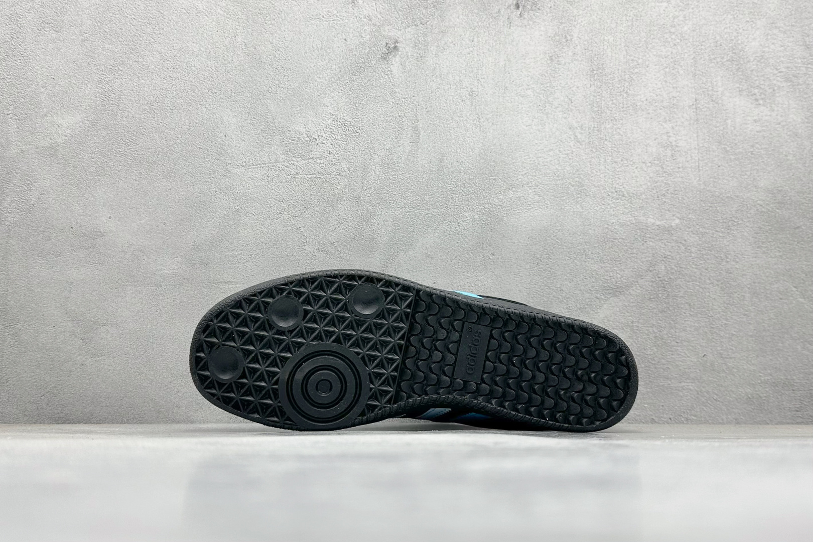 图片[4]-YH长青福利  AD Original Samba OG 复古经典轻便板鞋 带有装饰的超锁缝制和无缝的手感 柔软、柔软的皮革造型和标志性的3条纹完成了精致的外观 正规合身鞋带 鞋面上有绒面鞋垫 橡胶鞋底 享受正畸套筒软感 自50年代首次亮相以来就一直在赢得粉丝的青睐！ 货号：JH9594-选品中心