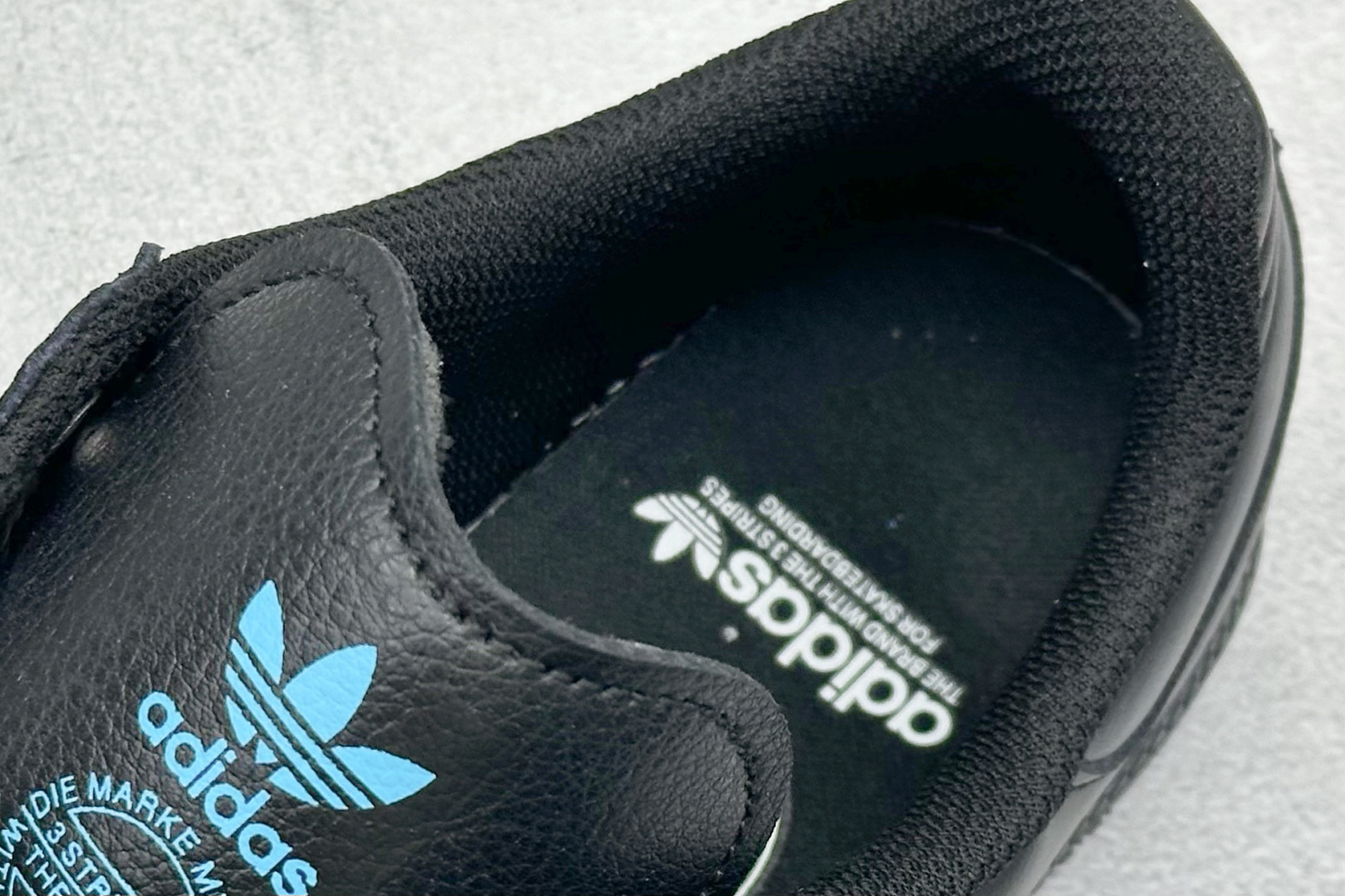 图片[8]-YH长青福利  AD Original Samba OG 复古经典轻便板鞋 带有装饰的超锁缝制和无缝的手感 柔软、柔软的皮革造型和标志性的3条纹完成了精致的外观 正规合身鞋带 鞋面上有绒面鞋垫 橡胶鞋底 享受正畸套筒软感 自50年代首次亮相以来就一直在赢得粉丝的青睐！ 货号：JH9594-选品中心