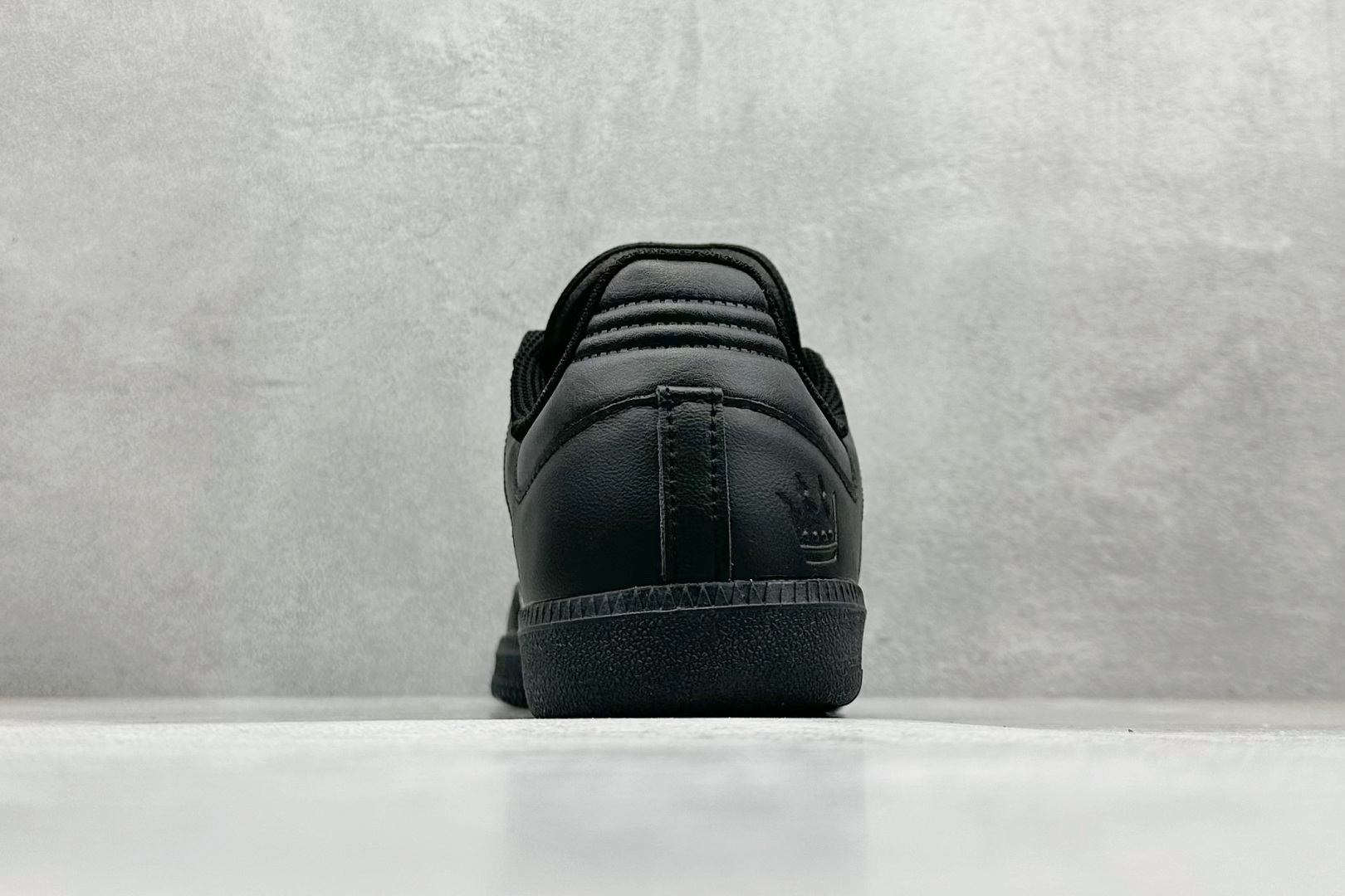 图片[6]-YH长青福利  AD Original Samba OG 复古经典轻便板鞋 带有装饰的超锁缝制和无缝的手感 柔软、柔软的皮革造型和标志性的3条纹完成了精致的外观 正规合身鞋带 鞋面上有绒面鞋垫 橡胶鞋底 享受正畸套筒软感 自50年代首次亮相以来就一直在赢得粉丝的青睐！ 货号：JH9594-选品中心