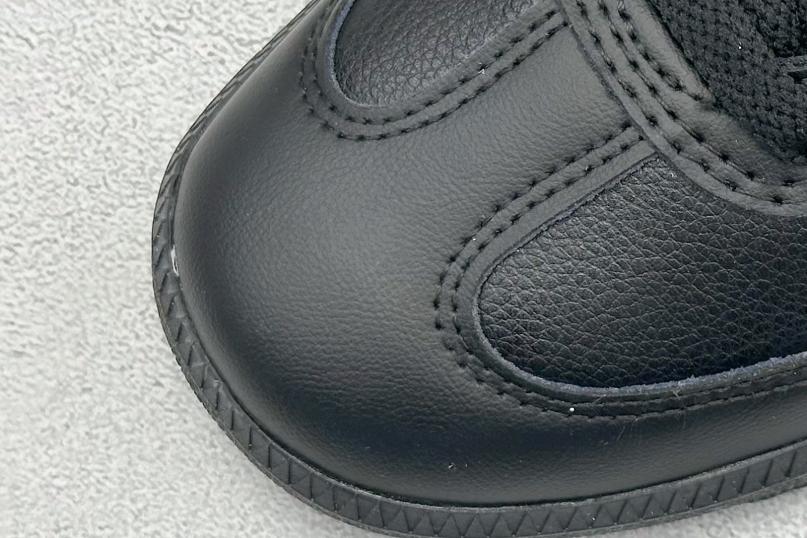 图片[7]-YH长青福利  AD Original Samba OG 复古经典轻便板鞋 带有装饰的超锁缝制和无缝的手感 柔软、柔软的皮革造型和标志性的3条纹完成了精致的外观 正规合身鞋带 鞋面上有绒面鞋垫 橡胶鞋底 享受正畸套筒软感 自50年代首次亮相以来就一直在赢得粉丝的青睐！ 货号：JH9594-选品中心