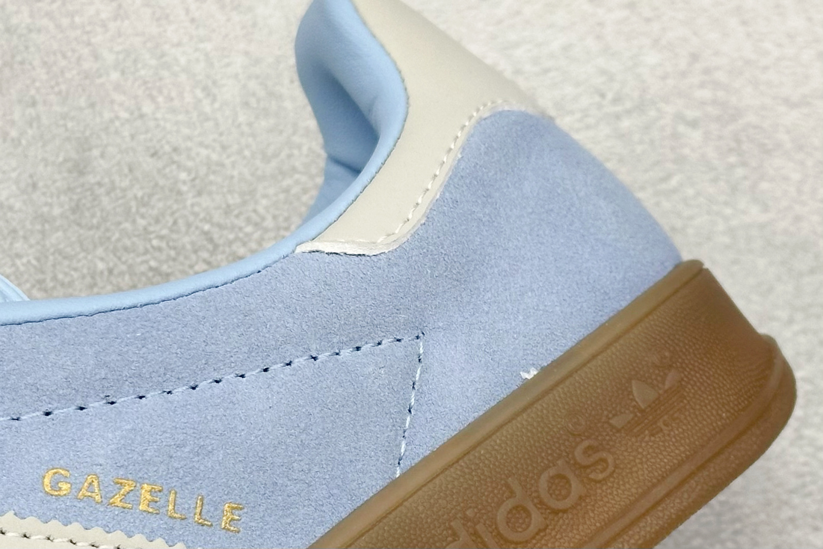 图片[9]-YH长青福利  AD Originals Gazelle INdoor 三叶草休闲防滑耐磨低帮板鞋 鞋头出色设计 塑就出众贴合感 稳固的后跟贴合足部曲线设计 软弹舒适 不易磨脚 橡胶鞋底配合防滑纹路设计 平稳抓地 货号：JI2717-选品中心