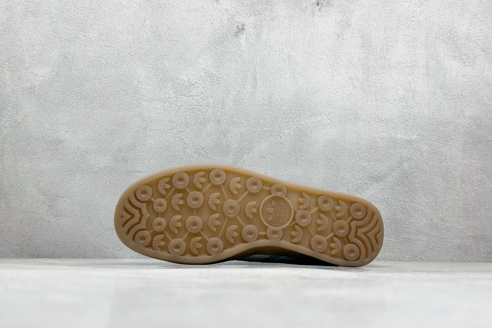 图片[4]-YH长青福利  AD Originals Gazelle INdoor 三叶草休闲防滑耐磨低帮板鞋 鞋头出色设计 塑就出众贴合感 稳固的后跟贴合足部曲线设计 软弹舒适 不易磨脚 橡胶鞋底配合防滑纹路设计 平稳抓地 货号：JI2717-选品中心