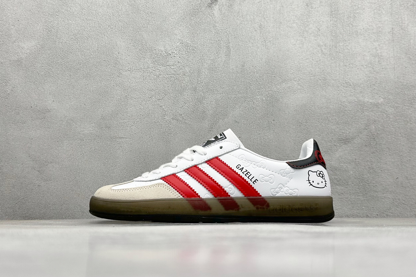 YH长青福利  AD Originals Gazelle INdoor 三叶草休闲防滑耐磨低帮板鞋 鞋头出色设计 塑就出众贴合感 稳固的后跟贴合足部曲线设计 软弹舒适 不易磨脚 橡胶鞋底配合防滑纹路设计 平稳抓地 货号：II0013-选品中心