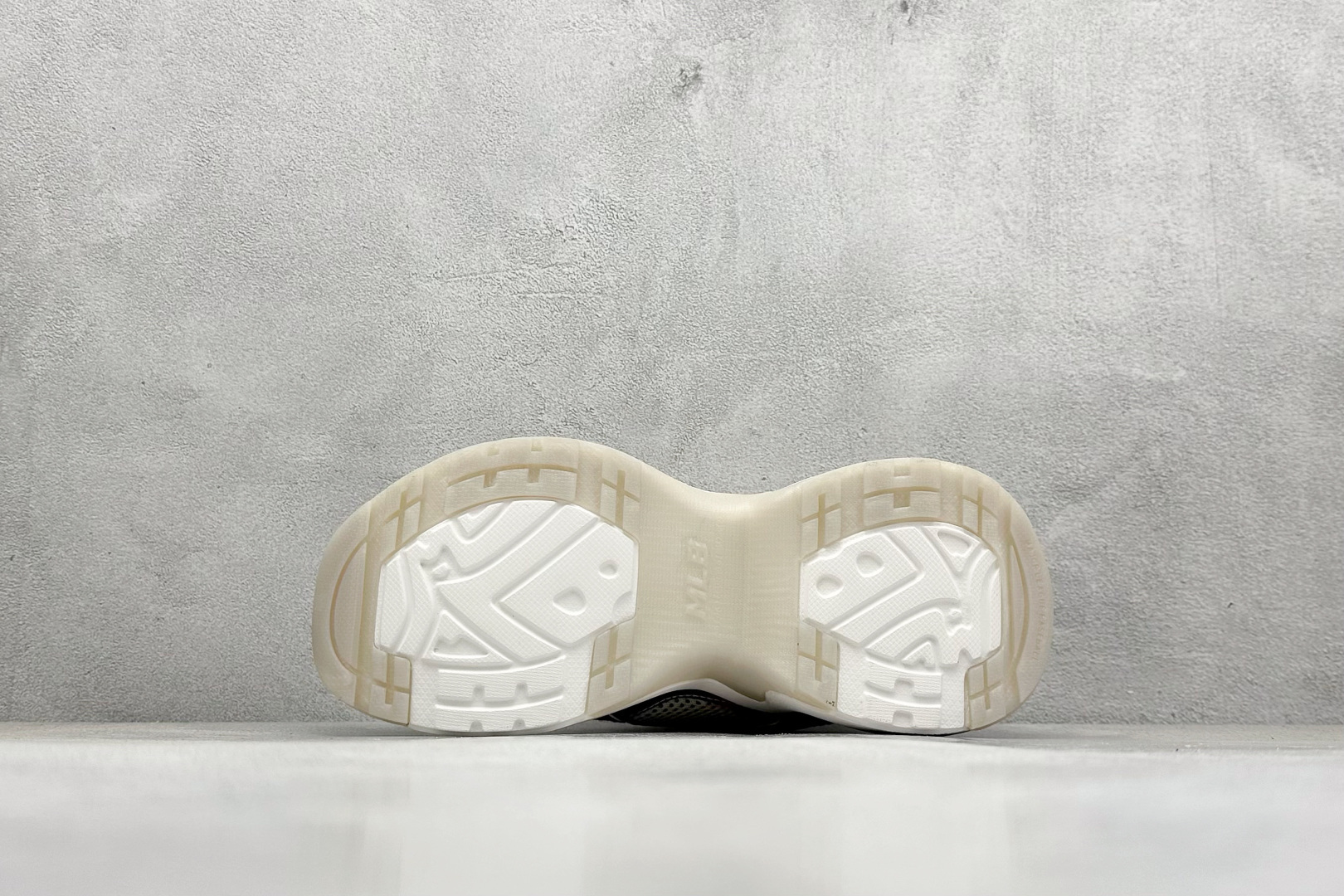 图片[4]-MLB Chunky Dia Monogram 复古老爹鞋 后跟加厚 呵护脚后跟 立体保护软绵鞋口 轻松穿脱不磨脚 鞋头安全防撞包裹鞋头 符合人体结构 精心设计 行走柔软触感 鞋底耐磨性强 稳定性高 抓地更牢 不易打滑 进口纳米材质 原盒雷射防伪标 尺码：35-45-选品中心