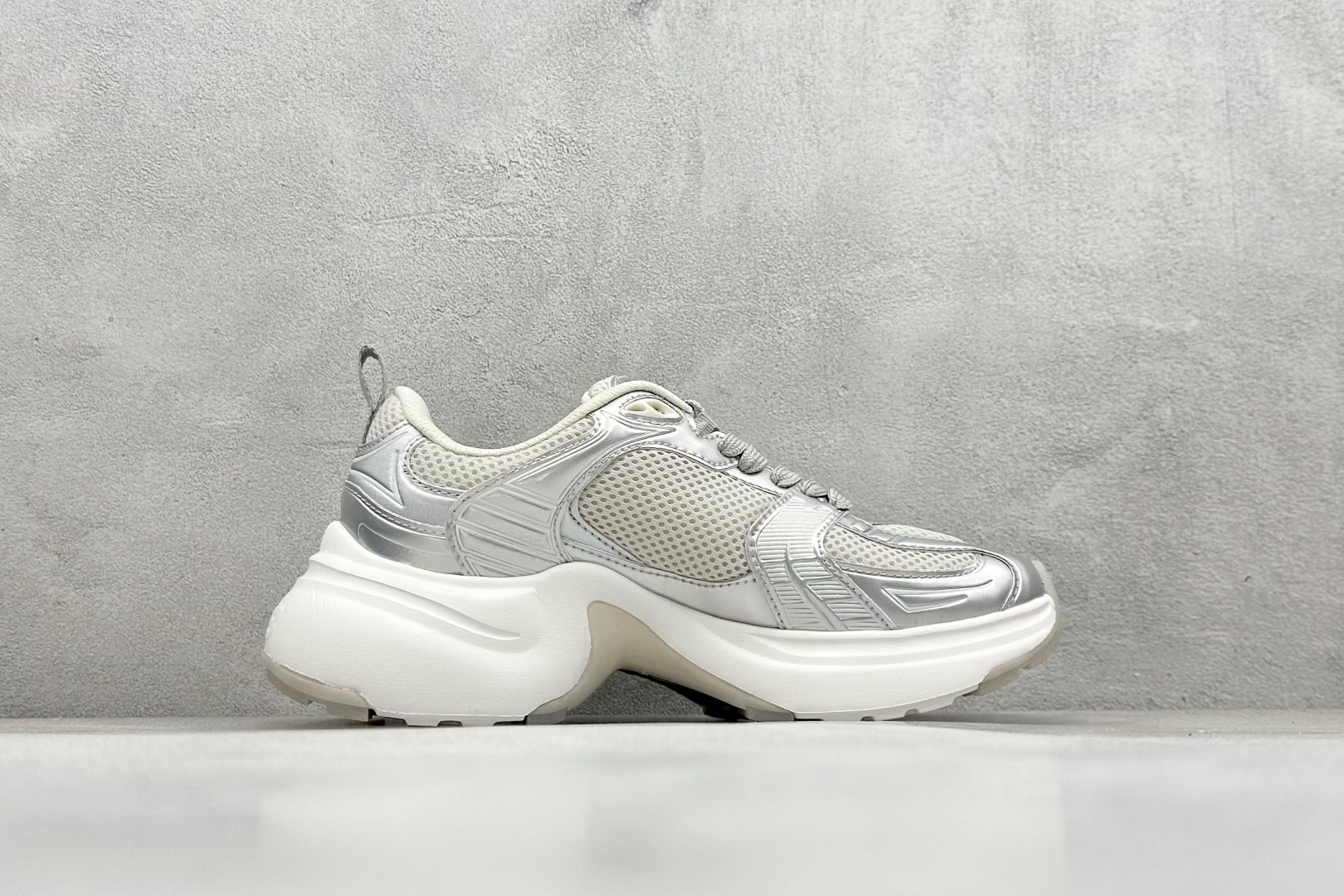 图片[2]-MLB Chunky Dia Monogram 复古老爹鞋 后跟加厚 呵护脚后跟 立体保护软绵鞋口 轻松穿脱不磨脚 鞋头安全防撞包裹鞋头 符合人体结构 精心设计 行走柔软触感 鞋底耐磨性强 稳定性高 抓地更牢 不易打滑 进口纳米材质 原盒雷射防伪标 尺码：35-45-选品中心