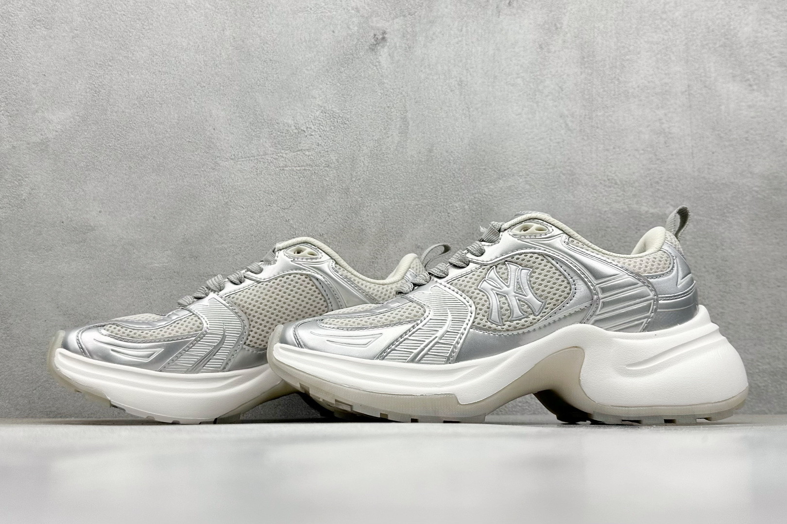 图片[5]-MLB Chunky Dia Monogram 复古老爹鞋 后跟加厚 呵护脚后跟 立体保护软绵鞋口 轻松穿脱不磨脚 鞋头安全防撞包裹鞋头 符合人体结构 精心设计 行走柔软触感 鞋底耐磨性强 稳定性高 抓地更牢 不易打滑 进口纳米材质 原盒雷射防伪标 尺码：35-45-选品中心