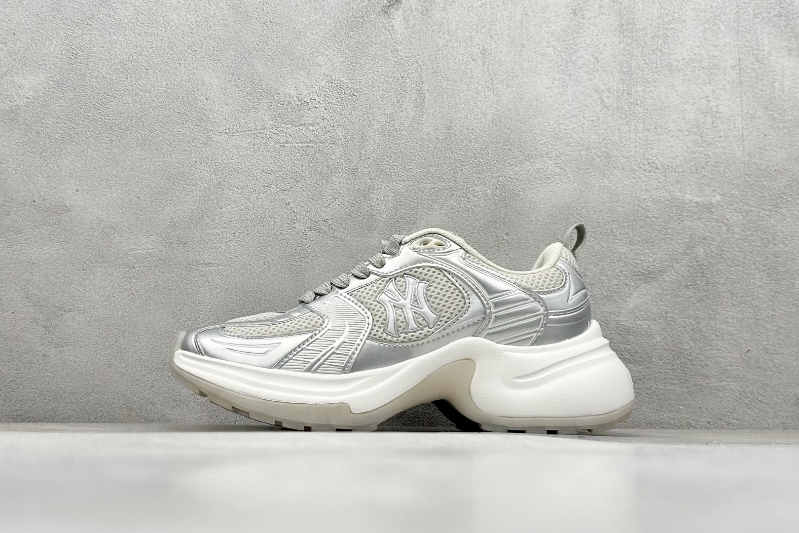 MLB Chunky Dia Monogram 复古老爹鞋 后跟加厚 呵护脚后跟 立体保护软绵鞋口 轻松穿脱不磨脚 鞋头安全防撞包裹鞋头 符合人体结构 精心设计 行走柔软触感 鞋底耐磨性强 稳定性高 抓地更牢 不易打滑 进口纳米材质 原盒雷射防伪标 尺码:35-45-选品中心