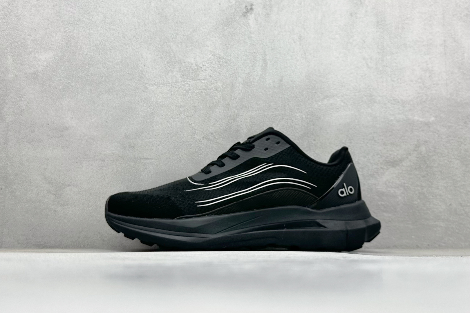 Alo Runner 明星同款 四季常青款增高低帮休闲生活鞋  #大厂采购原材料多处细节一步到位 采用增高4CM防滑耐磨鞋底 随意搭配的都好看的鞋子  尺码：36 36.5 37 37.5 38 38.5 39 40 41 41.5 42 42.5 43 44 45-选品中心