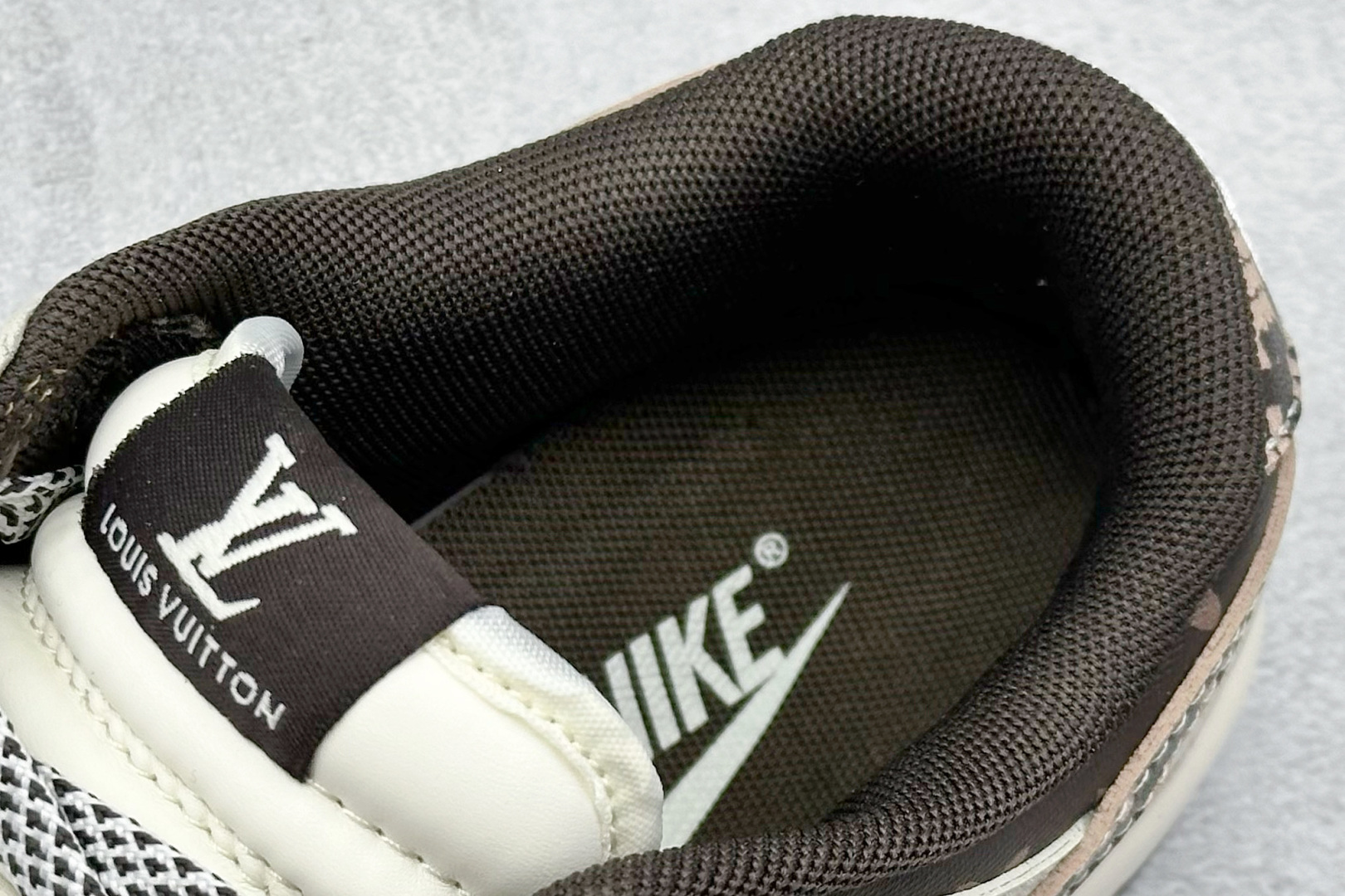 240 Nike SB Dunk Low x Louis Vuitton 棕白  HS2506-213