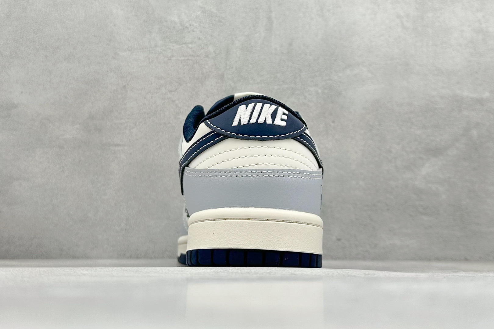 240 Nike SB Dunk Low x The North Face 灰白小勾  XF8698-205