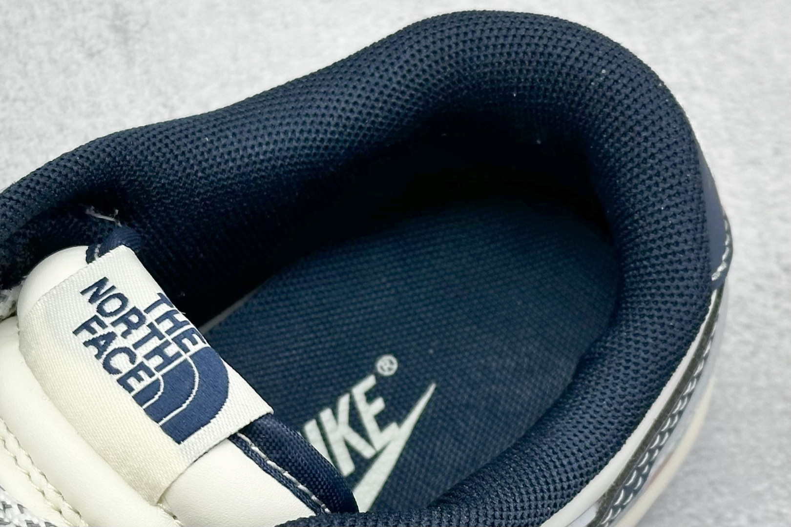 240 Nike SB Dunk Low x The North Face 灰白小勾  XF8698-205
