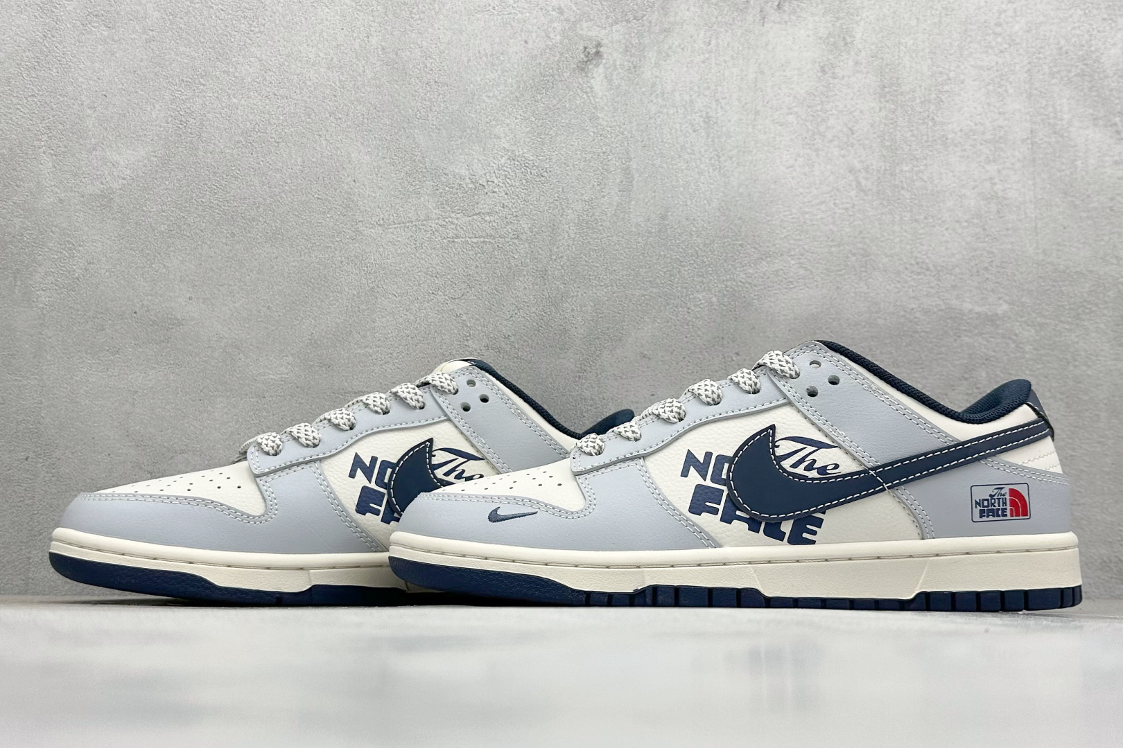 240 Nike SB Dunk Low x The North Face 灰白小勾  XF8698-205