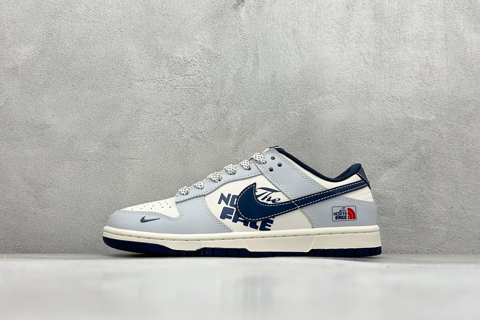 240 Nike SB Dunk Low x The North Face 灰白小勾  XF8698-205