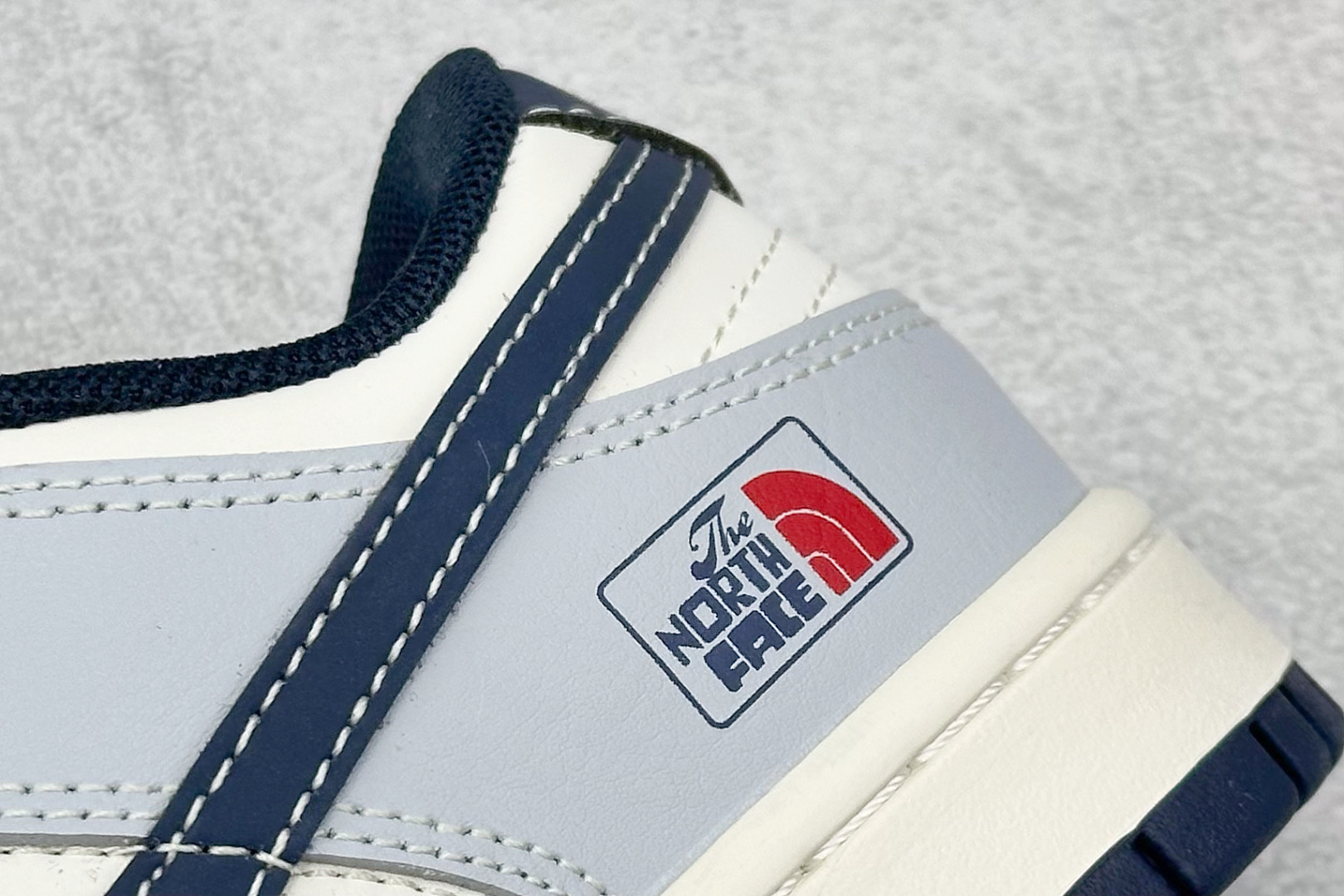 240 Nike SB Dunk Low x The North Face 灰白小勾  XF8698-205
