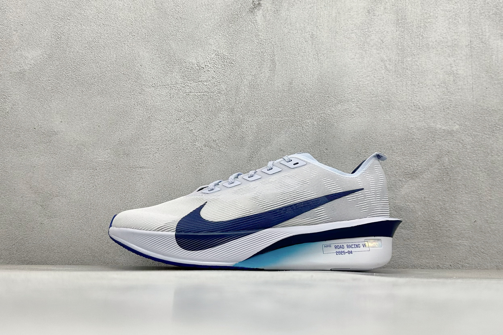 220 Nike ZoomX Vaporfly NEXT% 4 马拉松系列公路竞速超轻缓震跑步鞋 HF6414-001